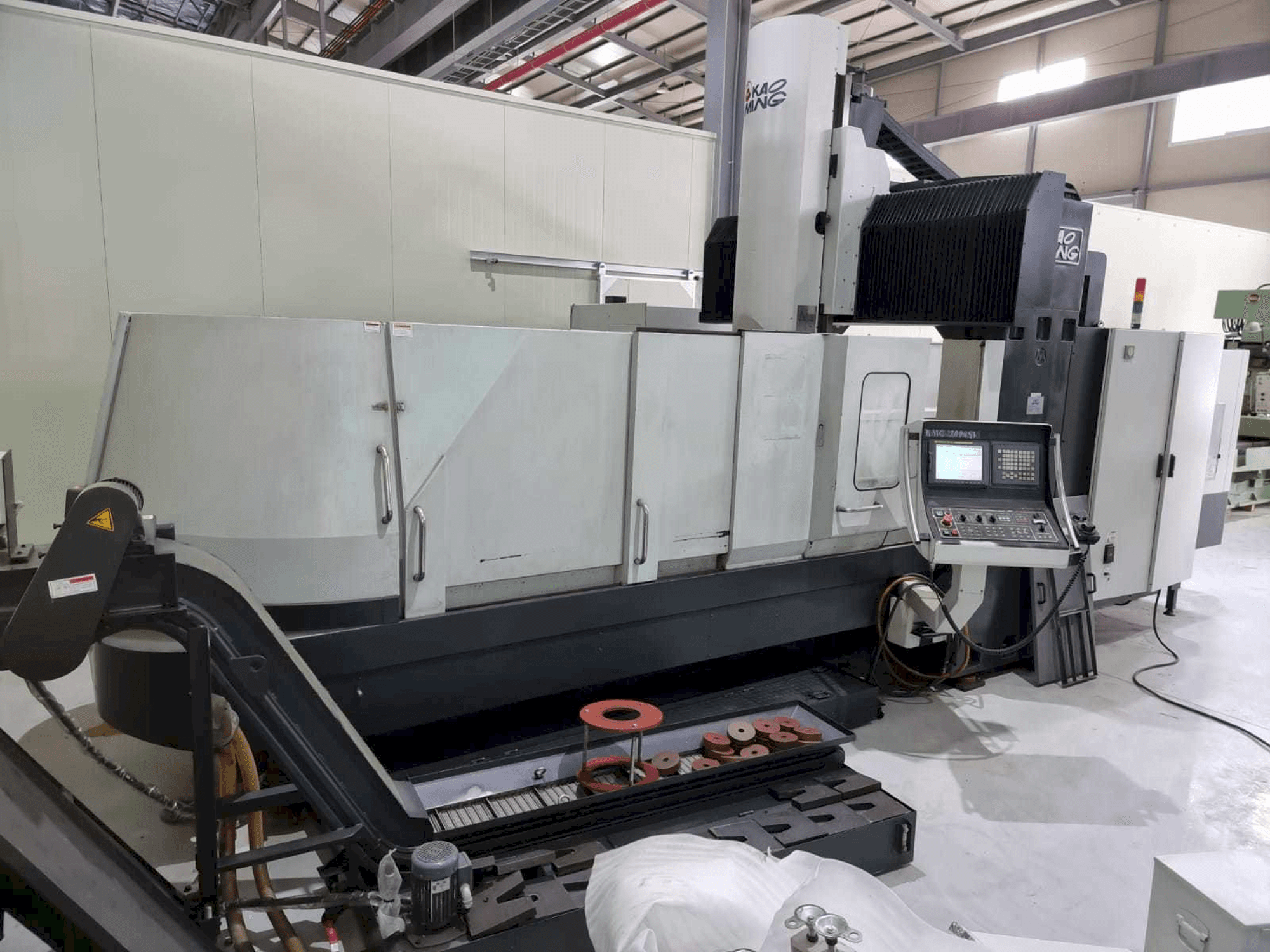 Vooraanzicht van KAOMING KMC-3000SV machine