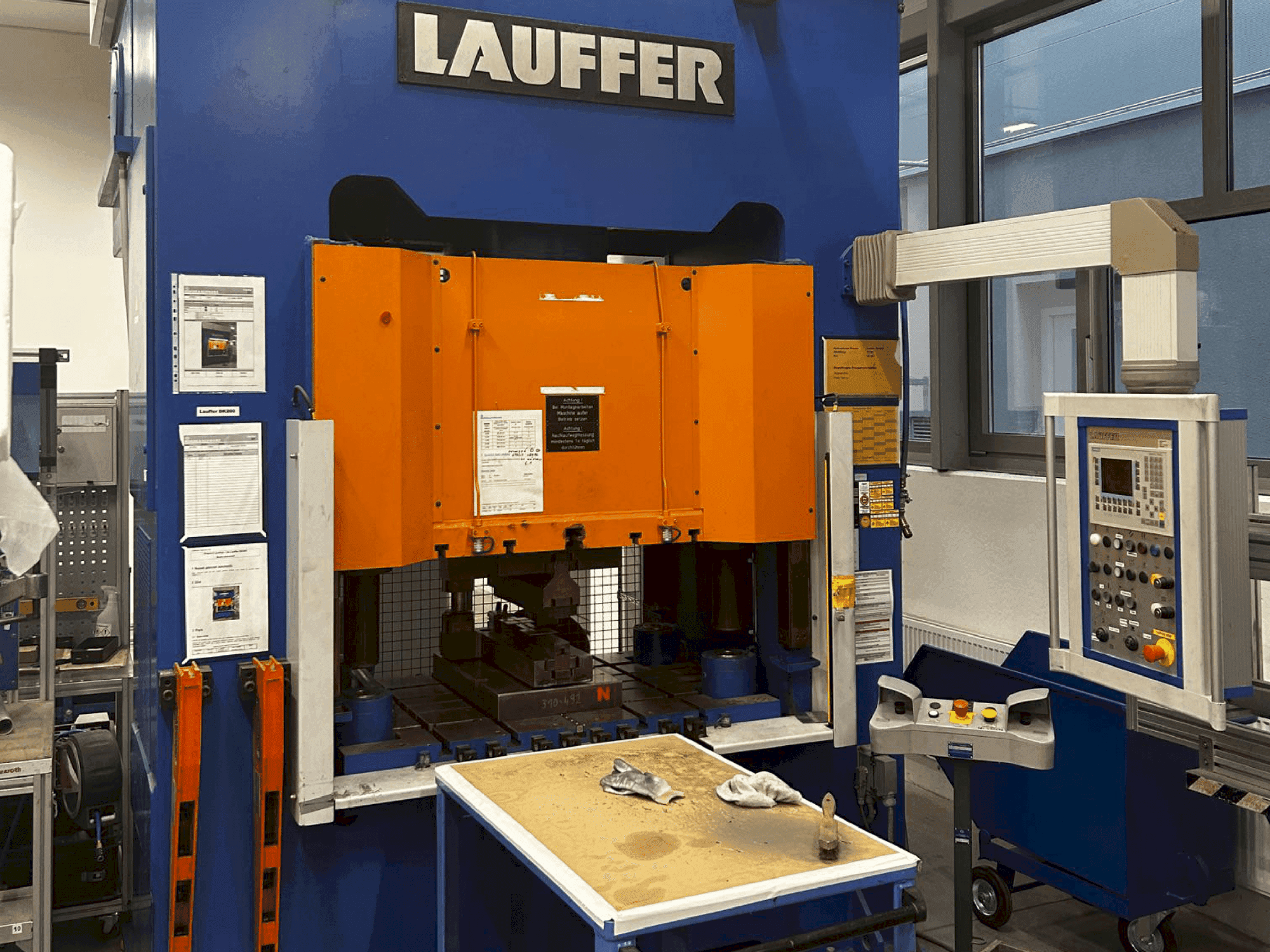 Vooraanzicht van LAUFFER DK 200 (2007) machine