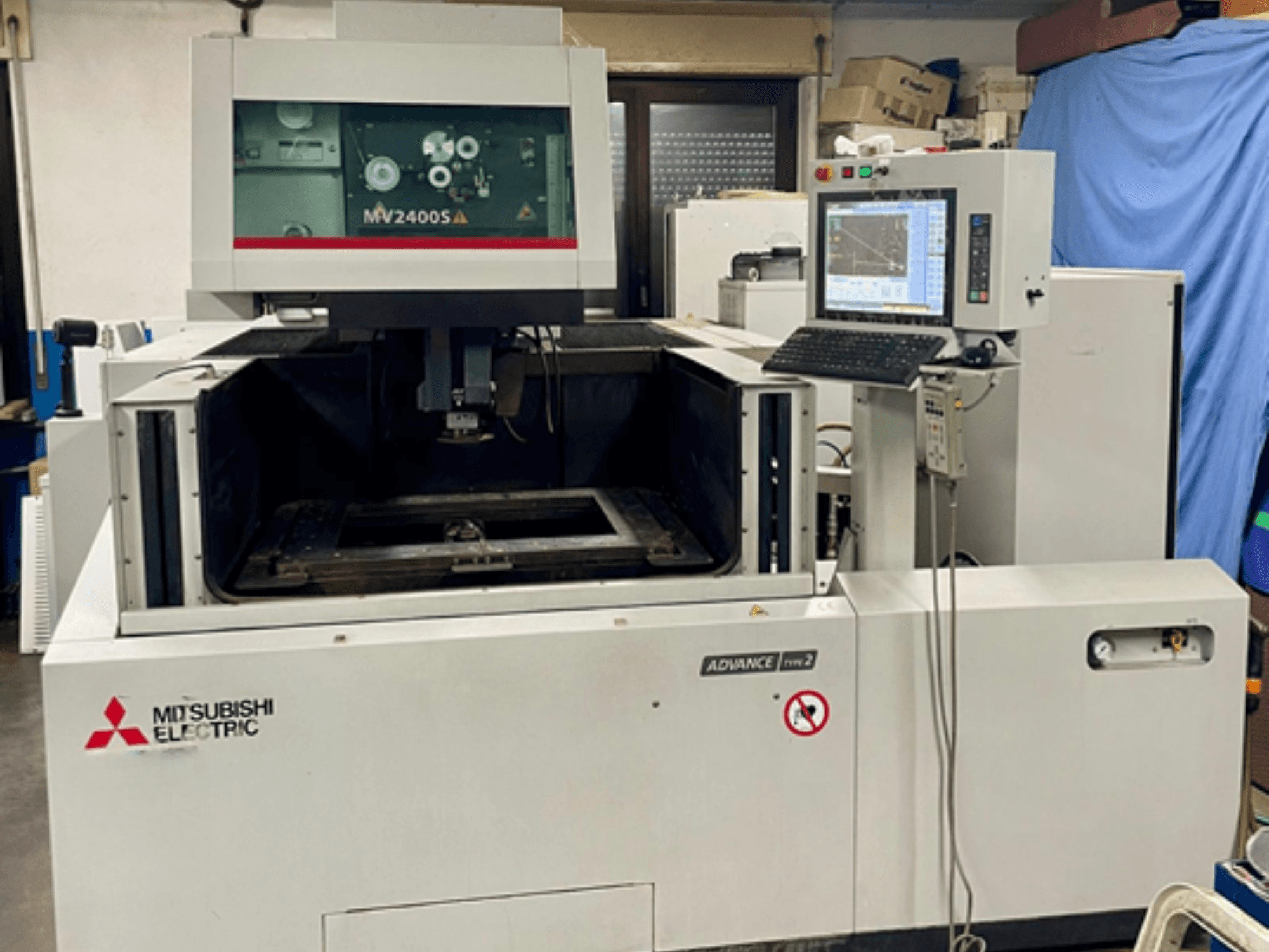 Mitsubishi MV 2400S draadvonkmachine, vooraanzicht, met bedieningspaneel en zichtbaar werkgebied voor precisiesnijwerk.