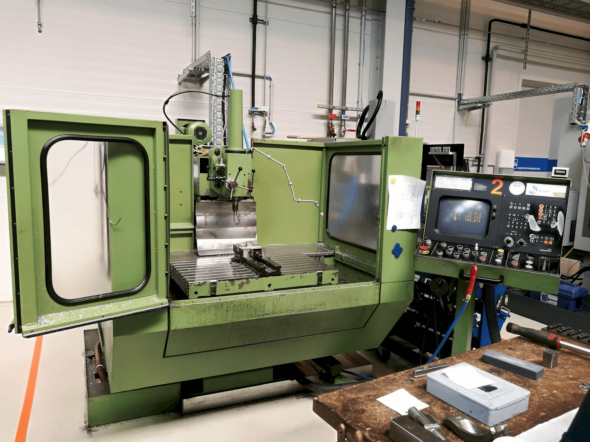 Vooraanzicht van MIKRON WF 31 machine