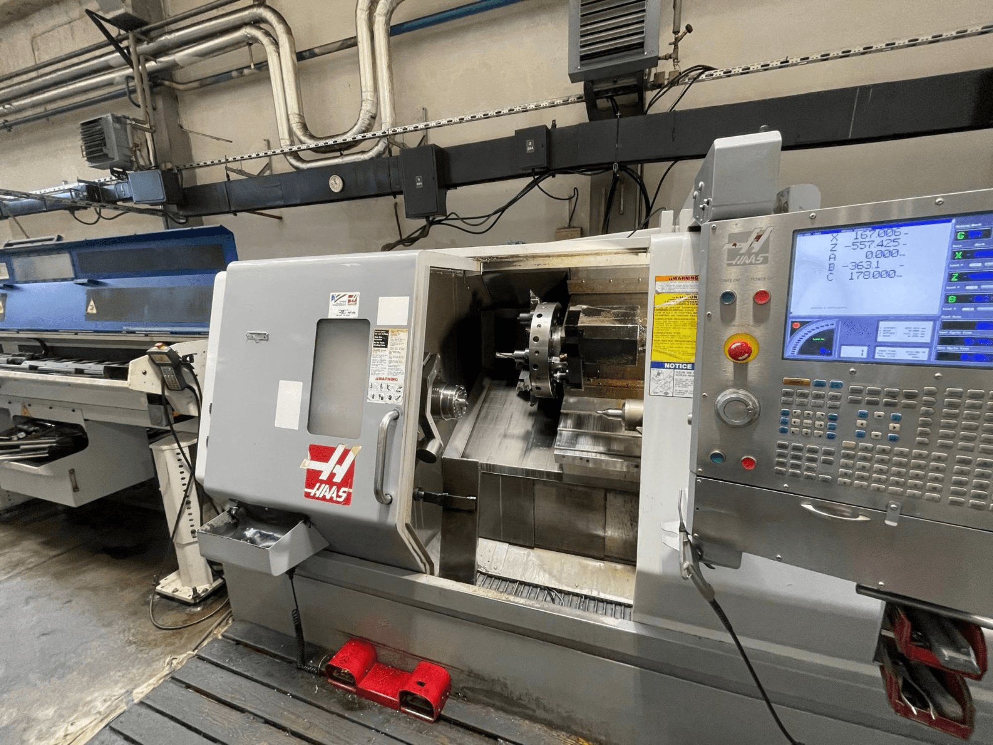 De Haas SL-30THE horizontale draaimachine in een werkplaats, voorzien van een digitaal bedieningspaneel en een open werkruimte.