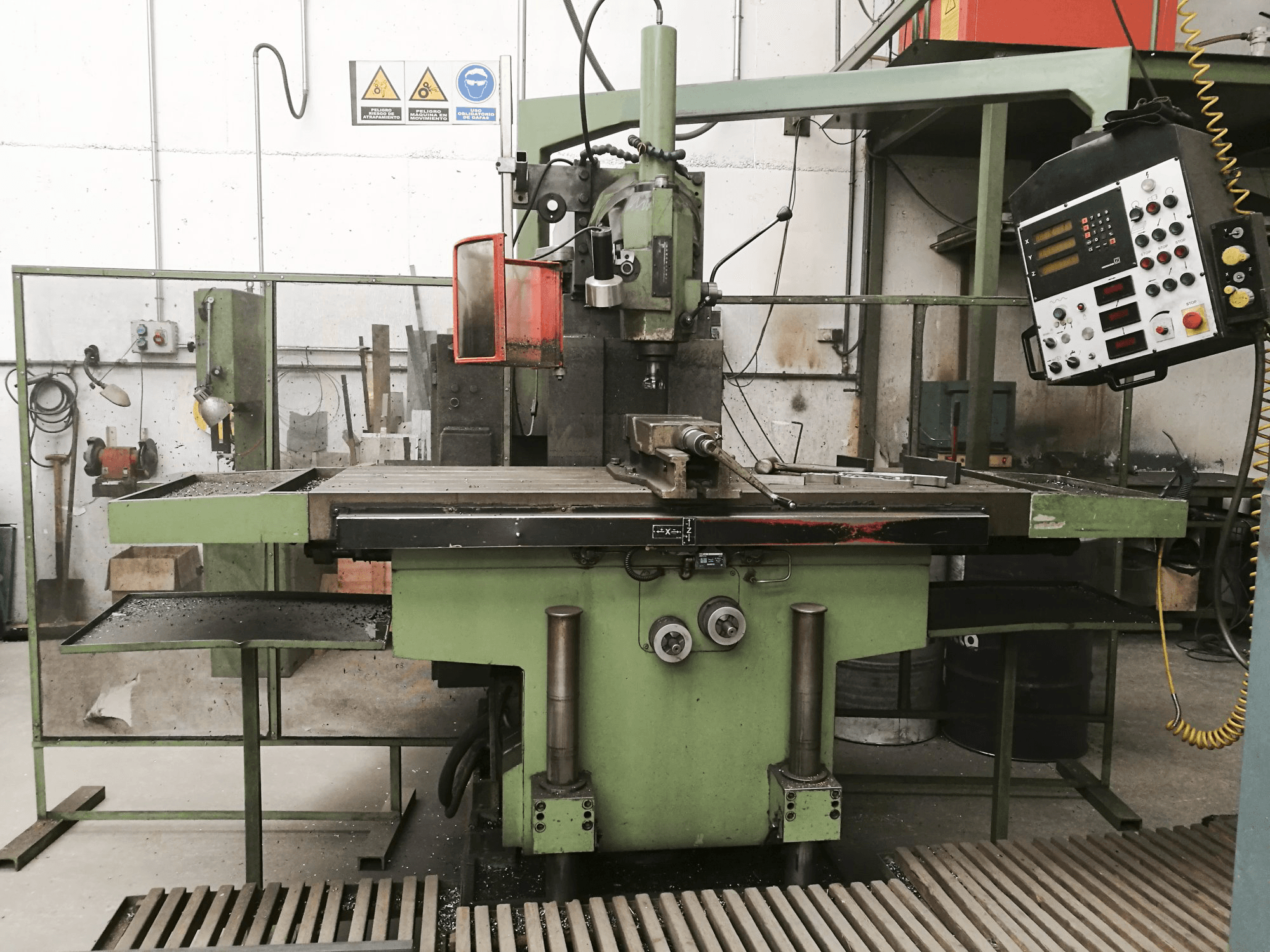 Vooraanzicht van CME F4 CMC machine