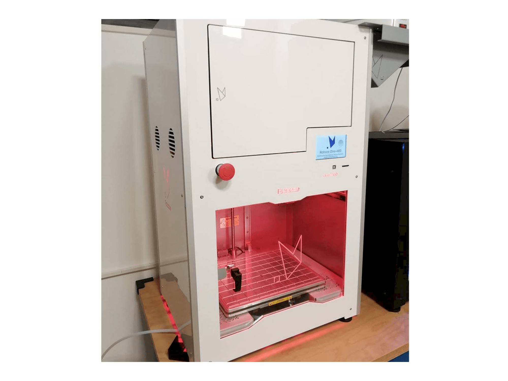 Vooraanzicht van Roboze One Plus 400 machine