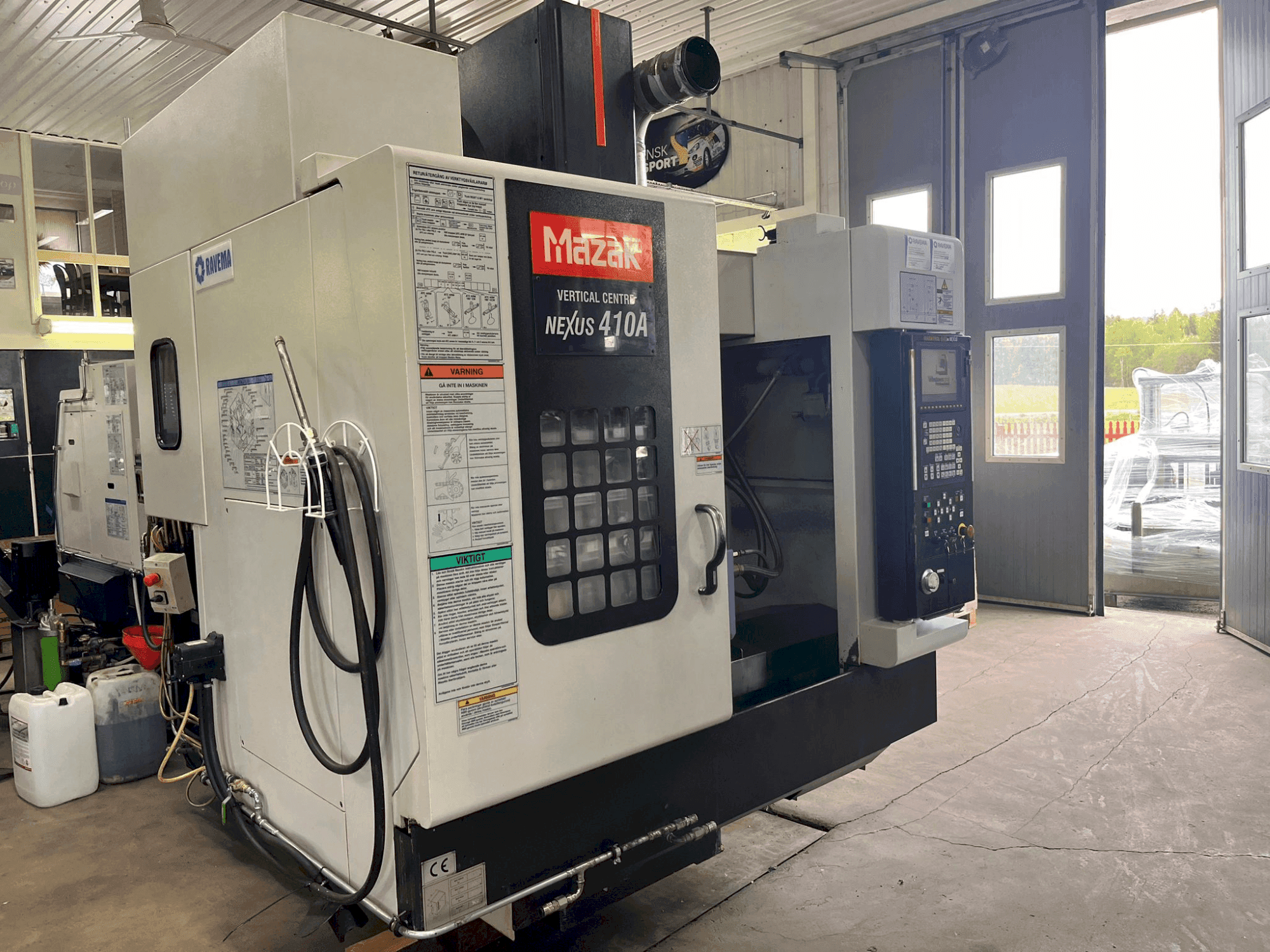 Vooraanzicht van Mazak VCN-410A machine