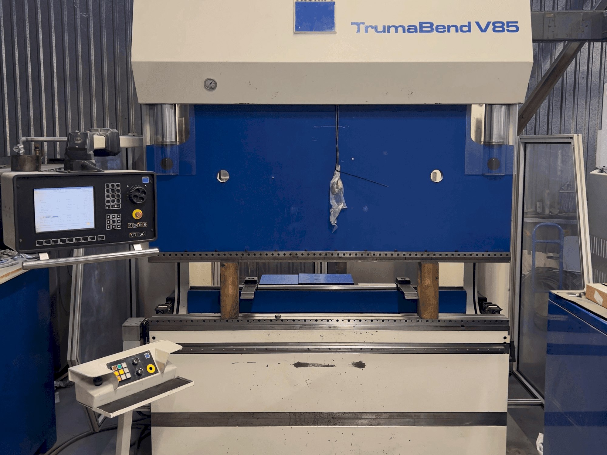 Vooraanzicht van TRUMPF TrumaBend V85 machine