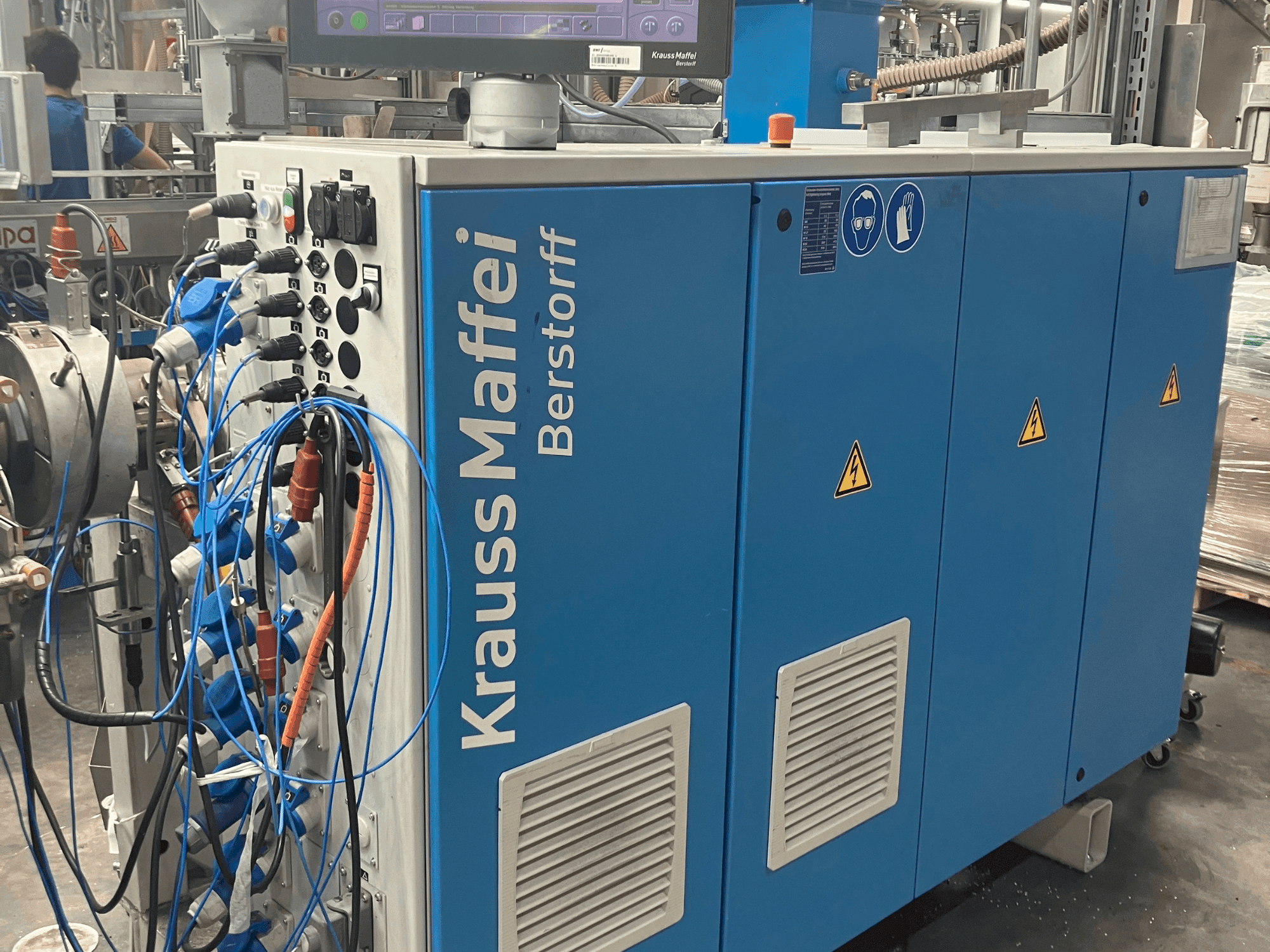 Vooraanzicht van Krauss Maffei KME 30-25 machine