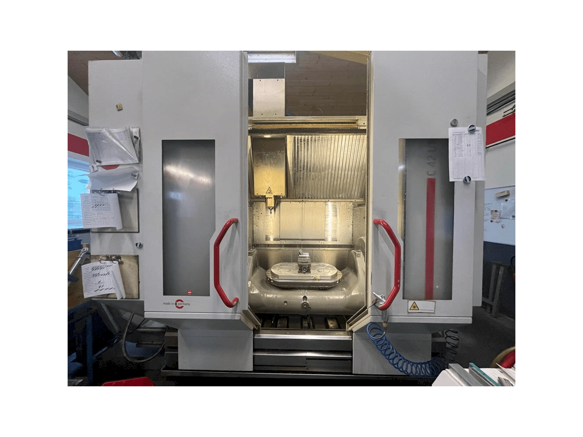 Vooraanzicht van HERMLE C42 U machine