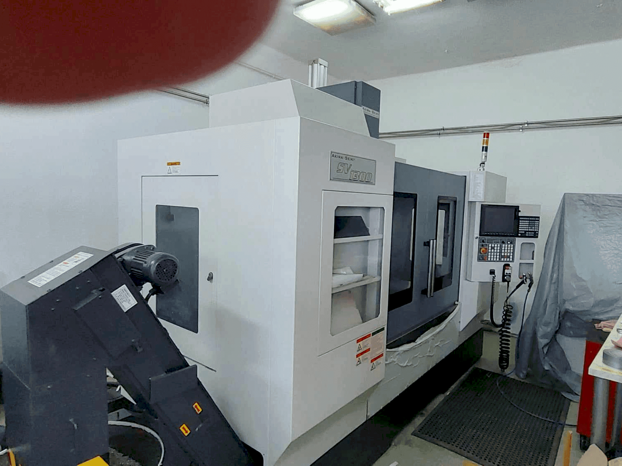 Vooraanzicht van Akira Seiki SVI300 machine