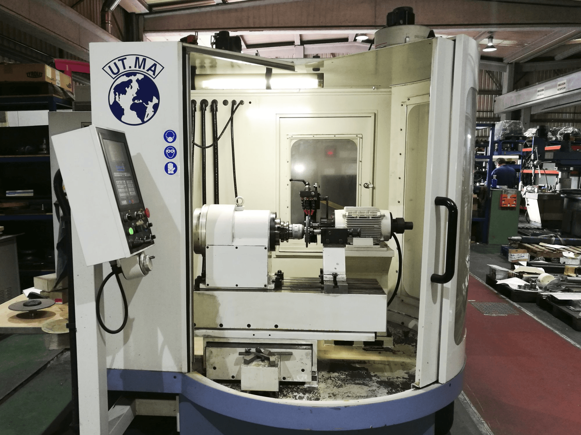Vooraanzicht van UT.MA P20 CNC machine