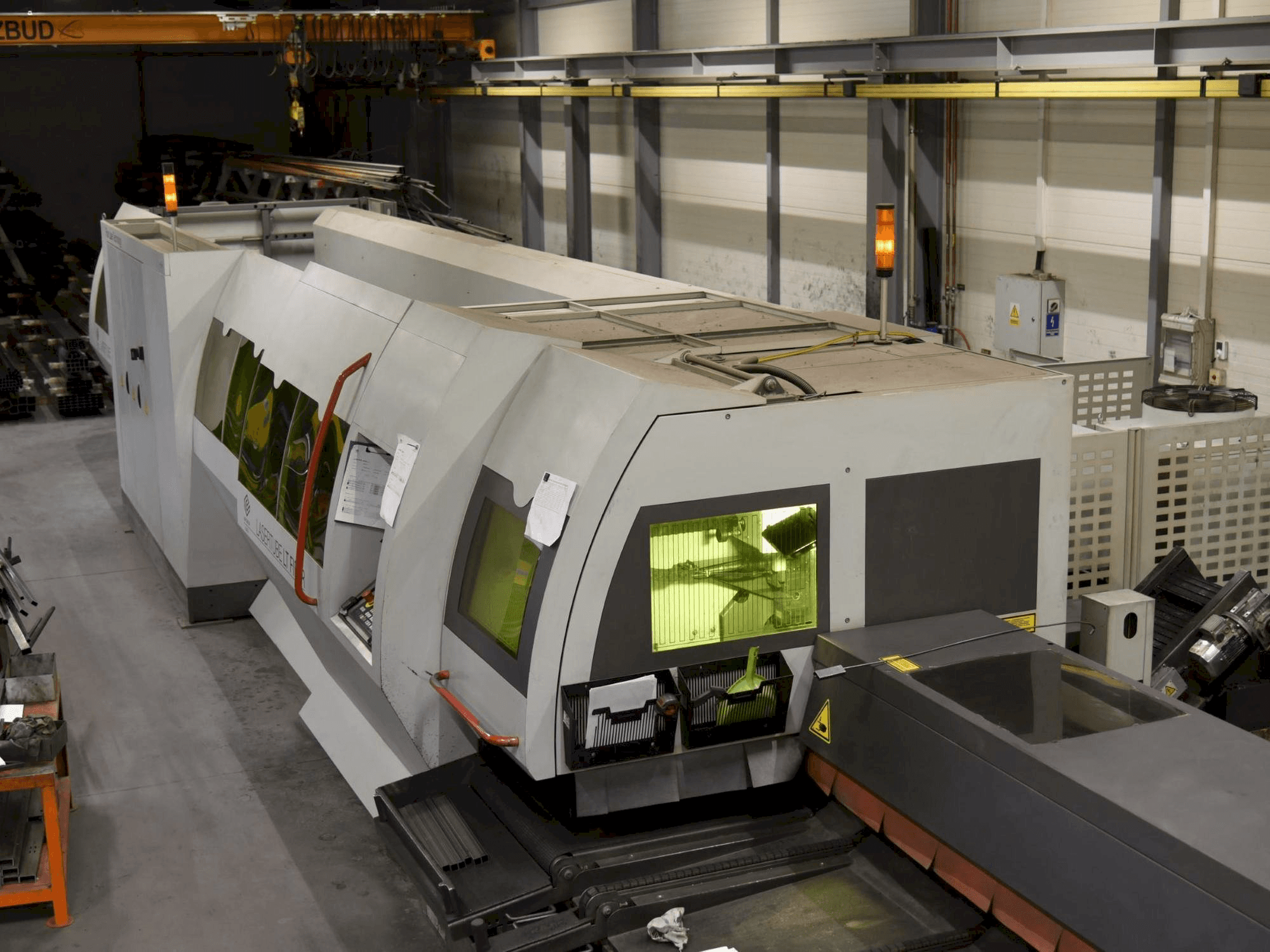 Vooraanzicht van BLM ADIGE LaserTube LT Fiber machine