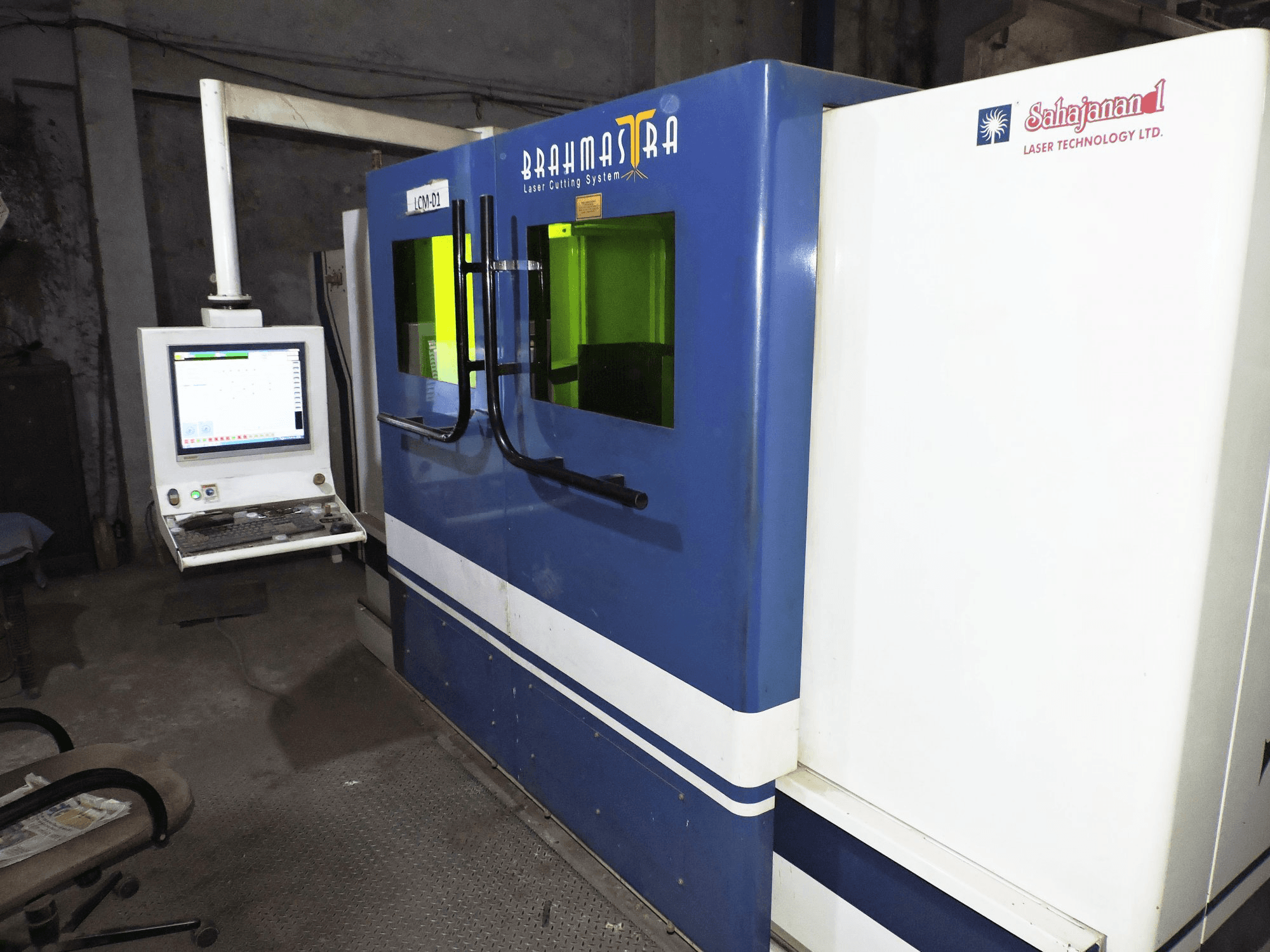 Links zicht van Sahajanand Brahmastra- Vector 3015 F1.0 machine