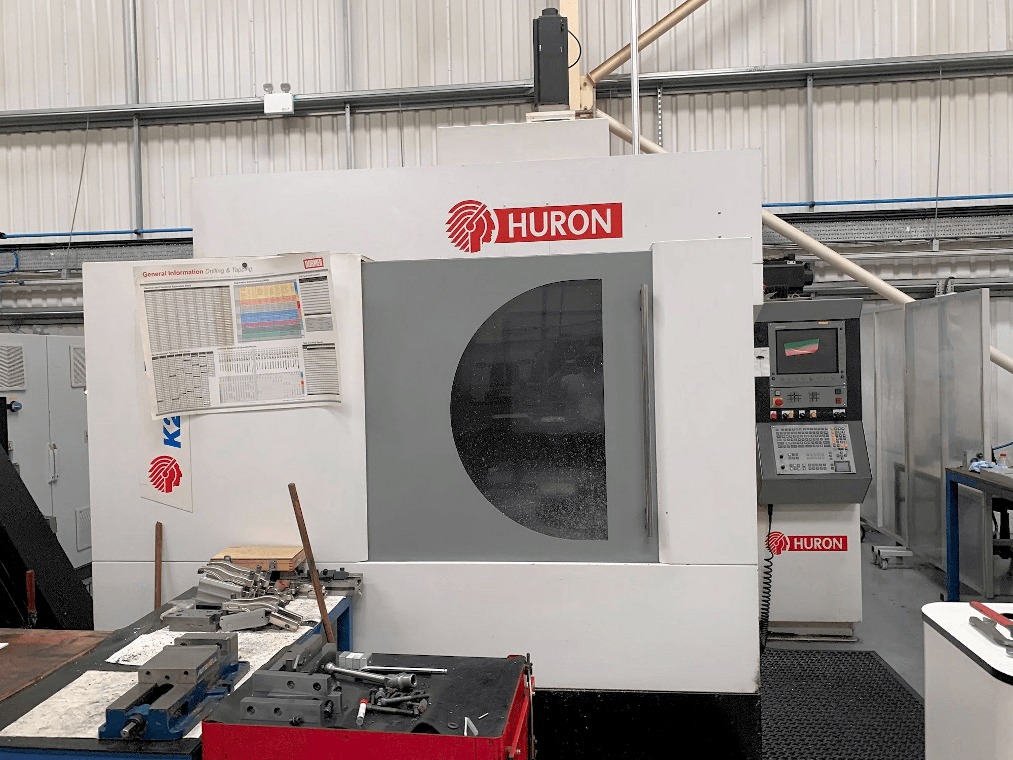 Vooraanzicht van Hurco K2X 10 machine