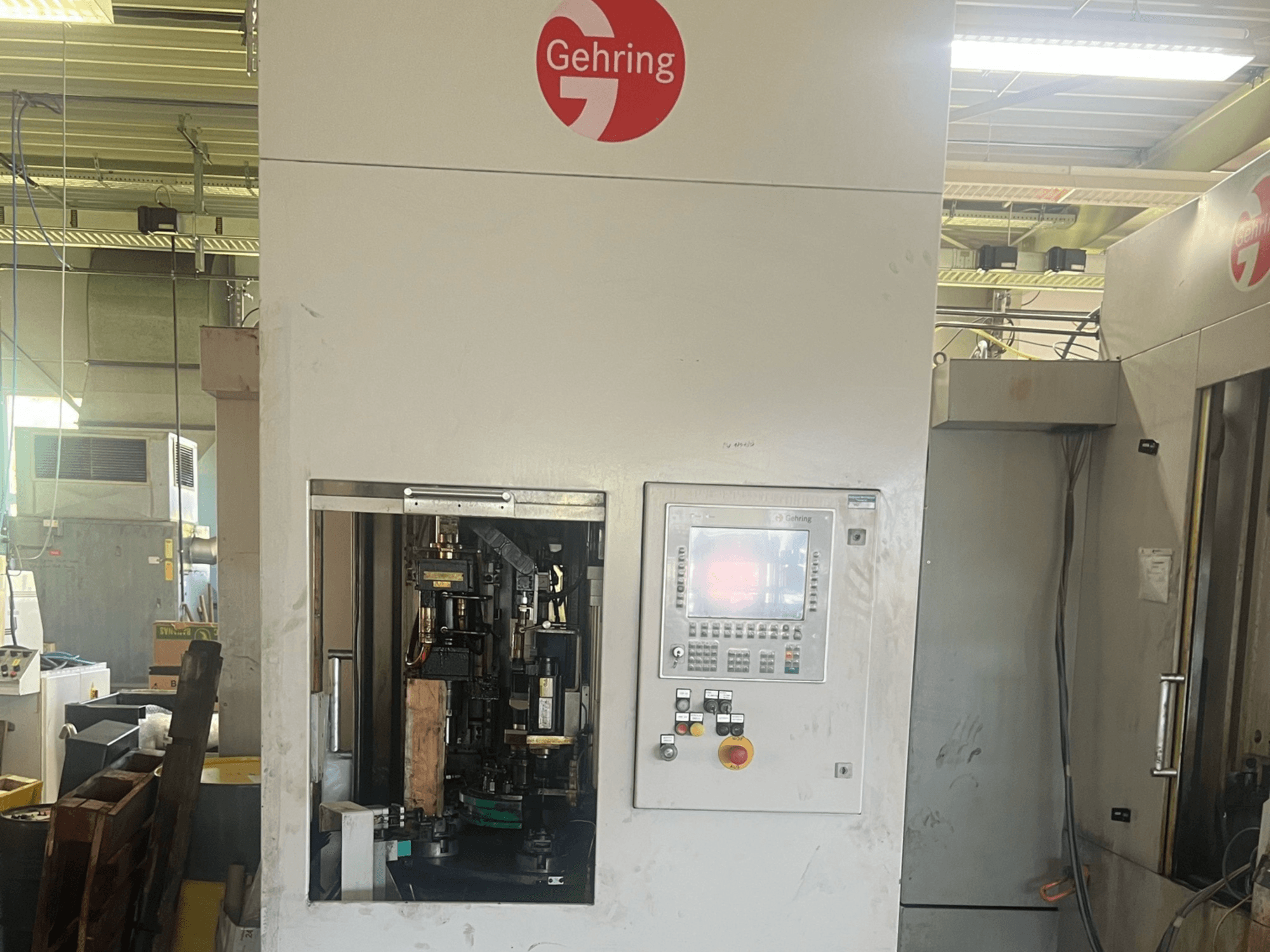 GEHRING L2-630 verticale hoonmachine, vooraanzicht, waarop de bedieningselementen en het interne hoonmechanisme te zien zijn.