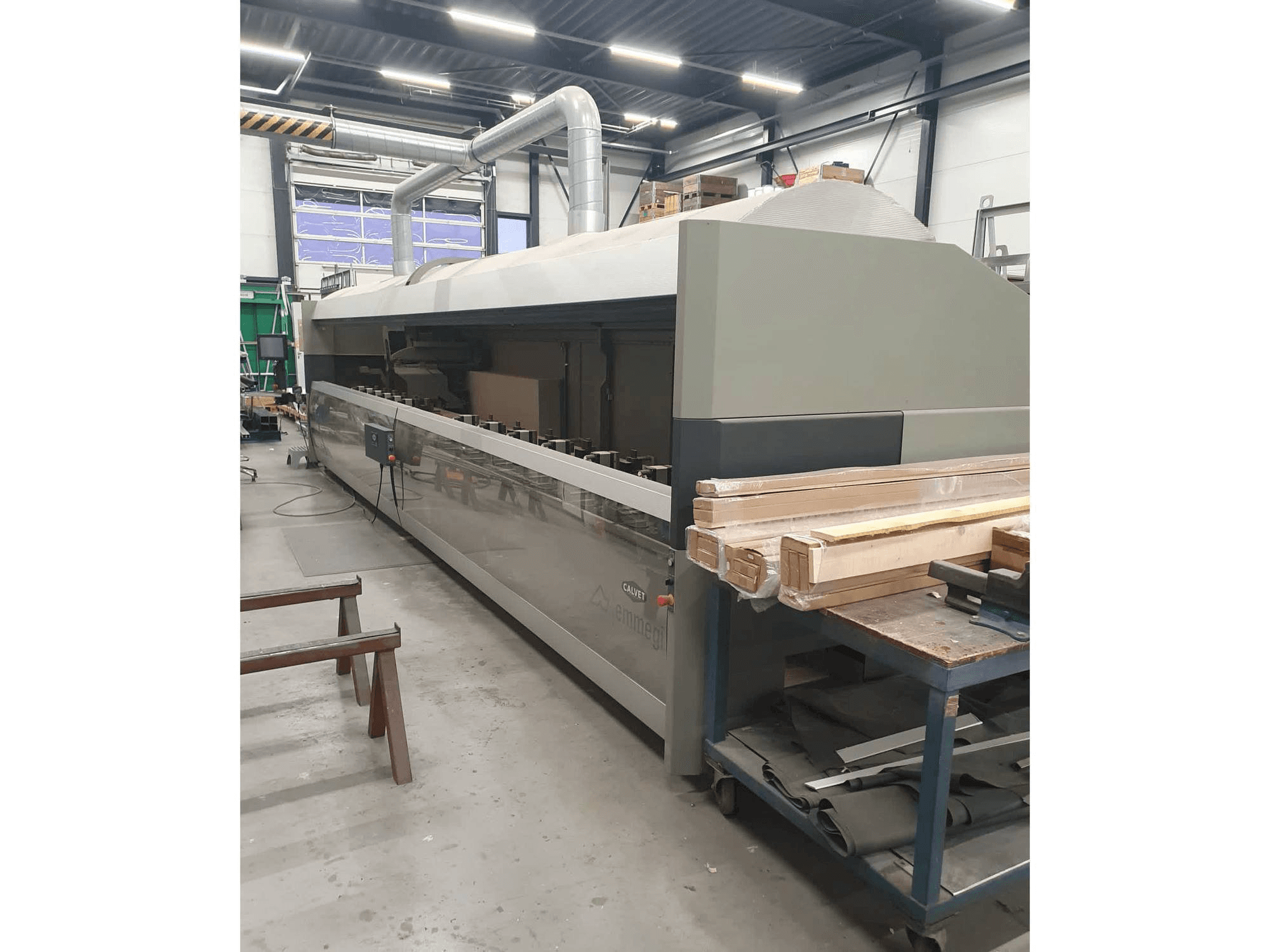 Vooraanzicht van Emmegi Comet T6 machine