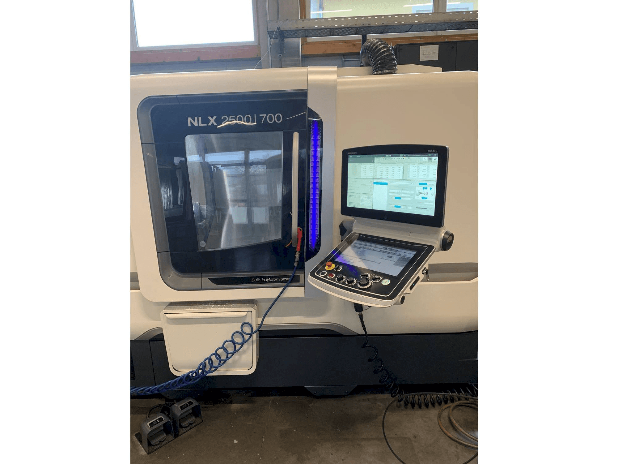 Vooraanzicht van DMG MORI NLX 2500/700 machine