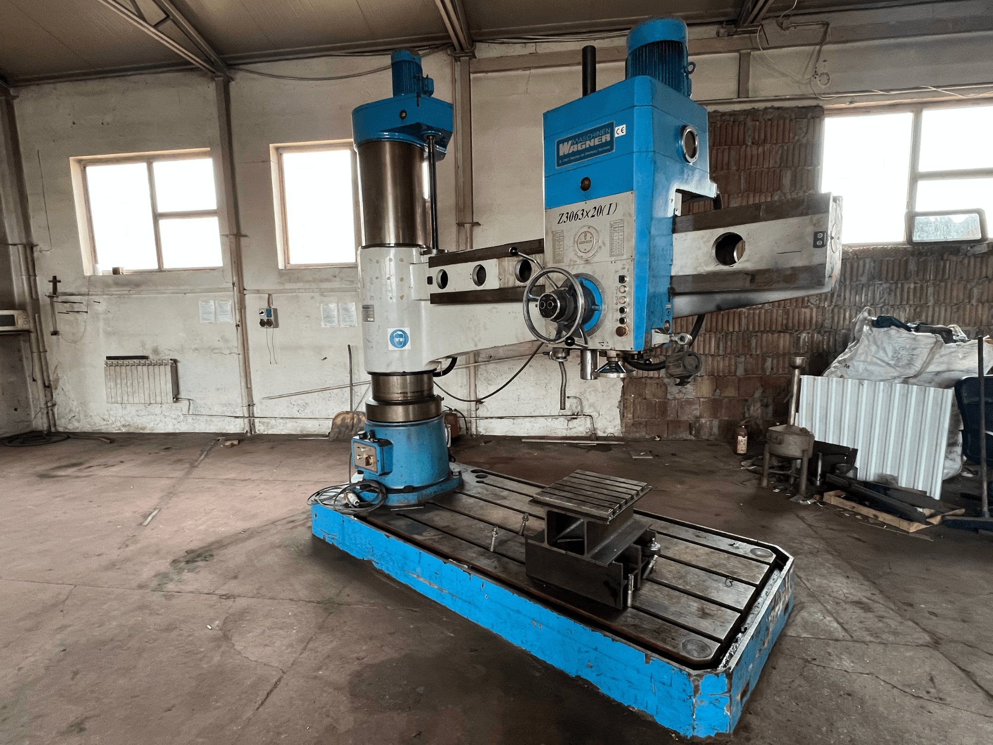 Wagner Z3063x210 boormachine in een werkplaats, vooraanzicht; heeft een blauw en zilver design met een metalen basis en werktafel.