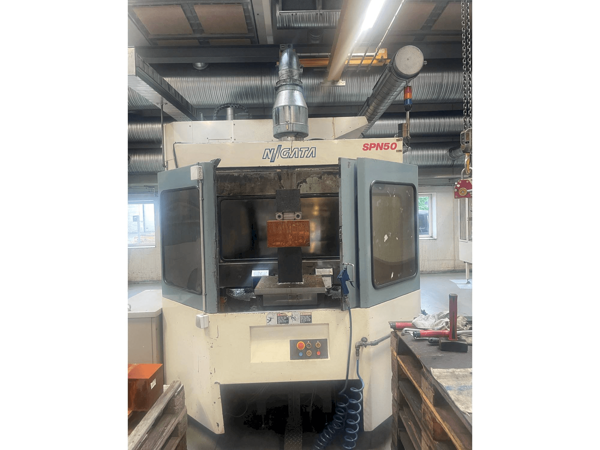 Vooraanzicht van Niigata SPN 50 machine