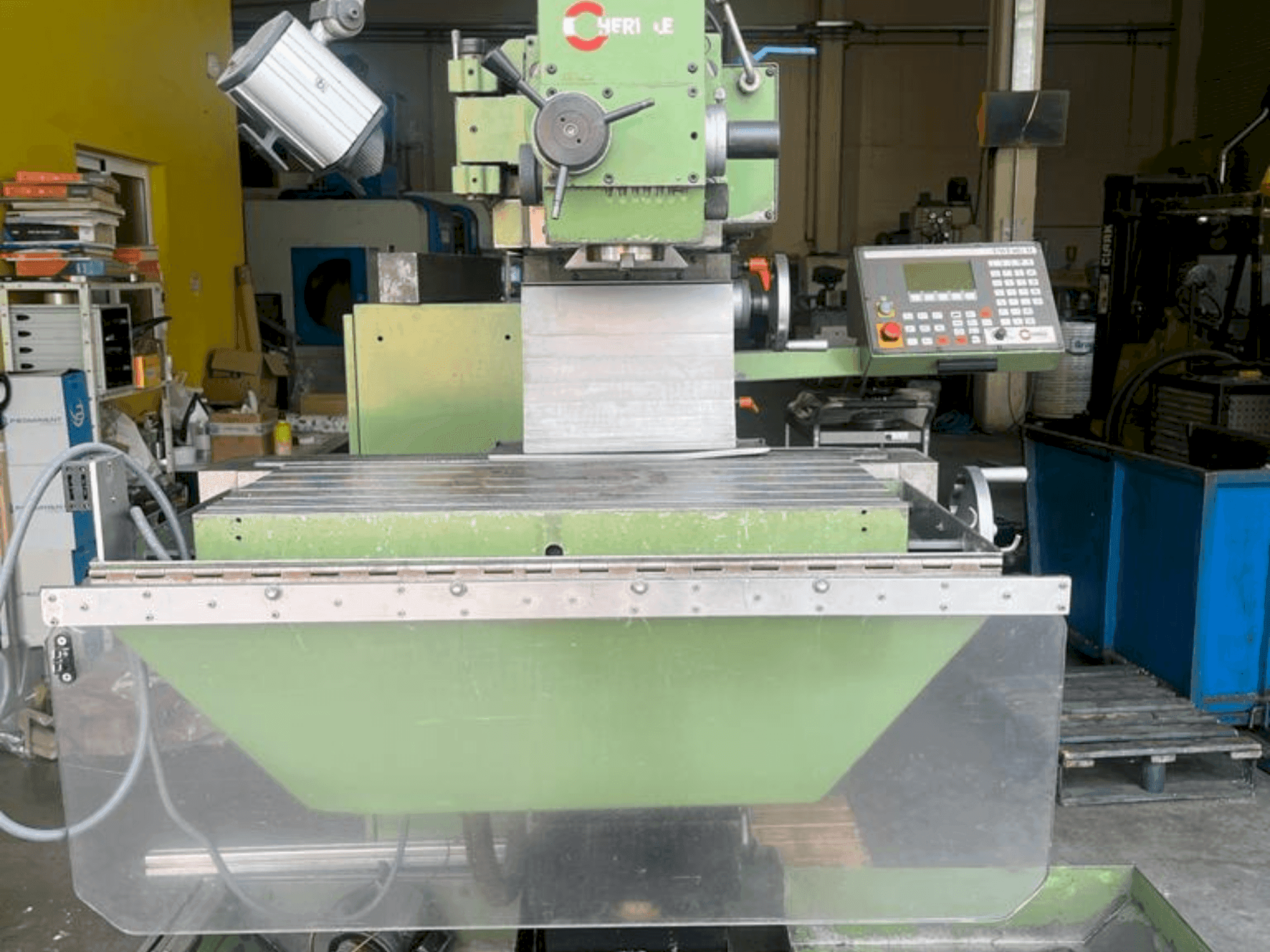 Vooraanzicht van HERMLE UWF 802M machine