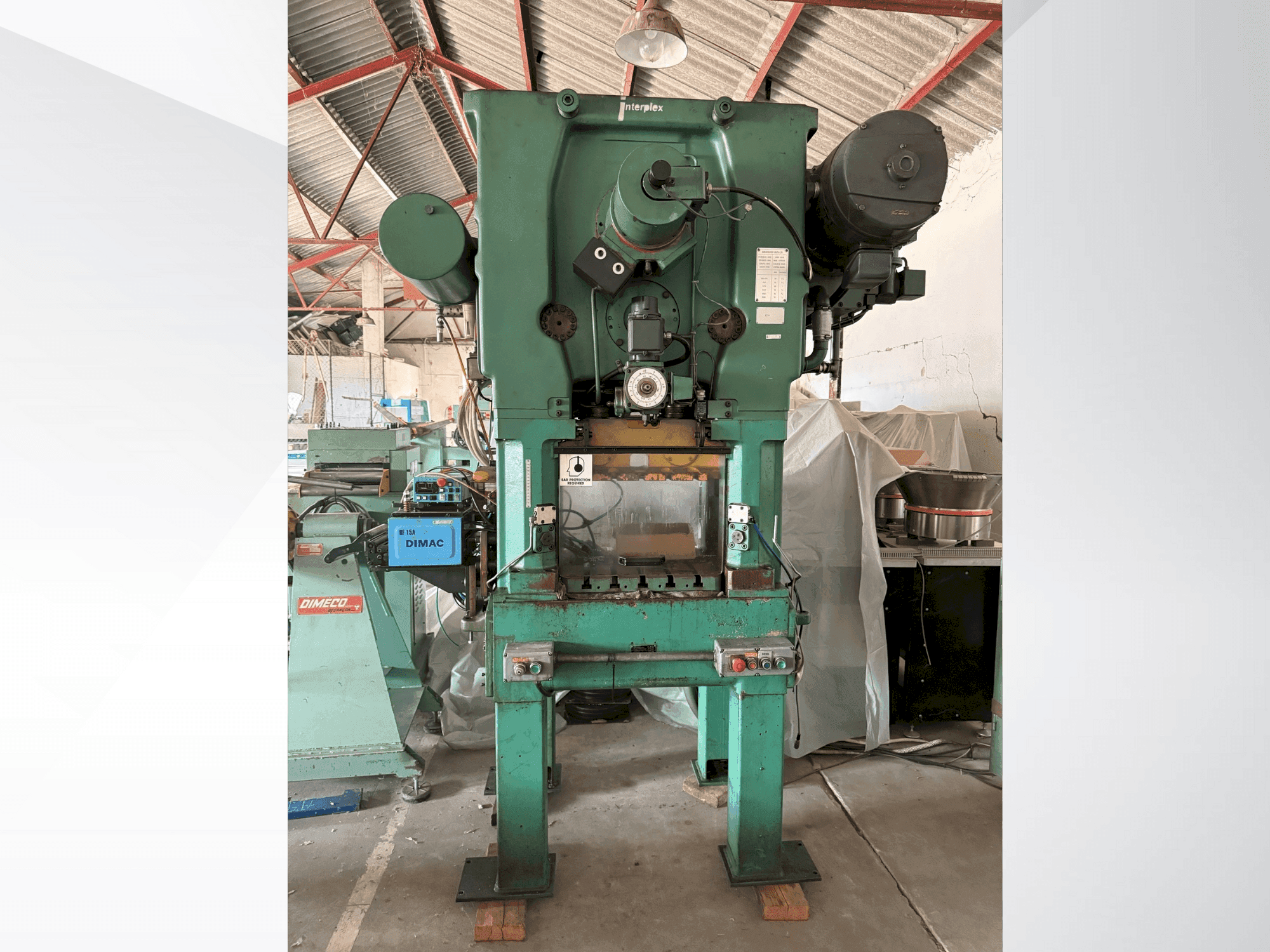 Vooraanzicht van BRUDERER BSTA 25 machine