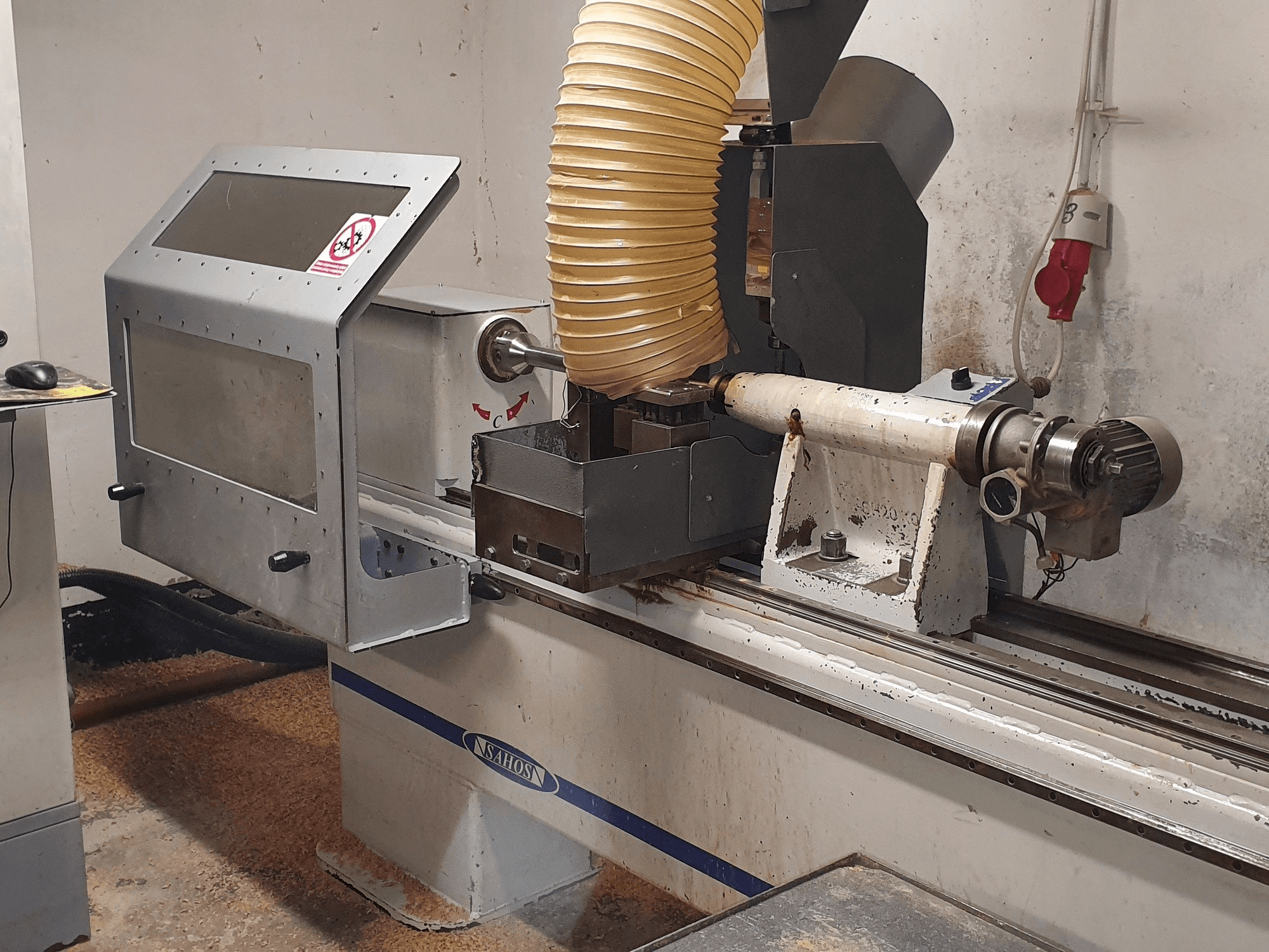 Vooraanzicht van Sahos GALAXY SH1800 CNC machine