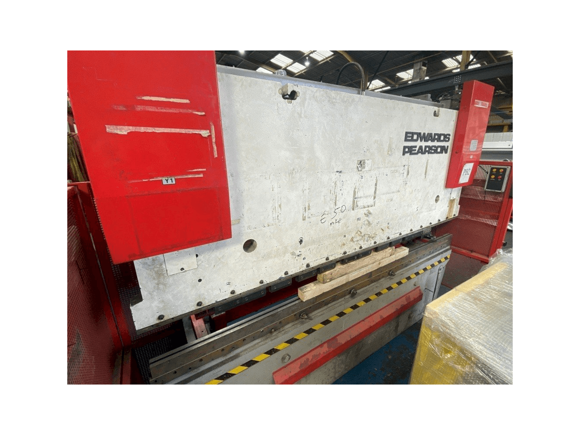 Vooraanzicht van EDWARDS PEARSON PR6 100/3100 machine