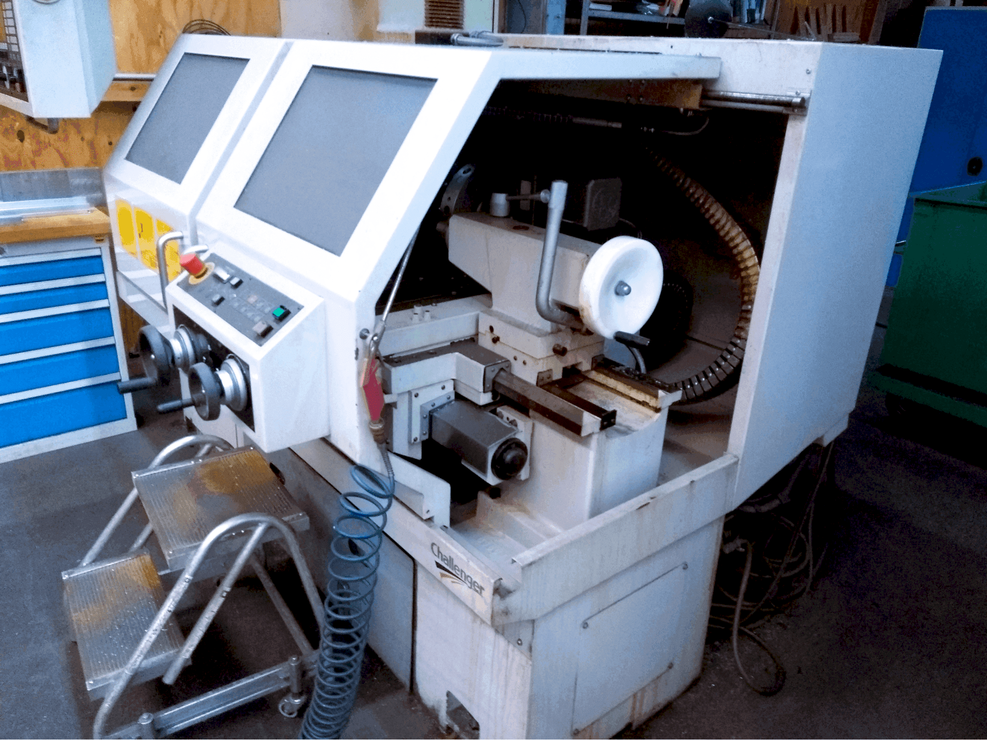 Vooraanzicht van Challenger MICROTURN BNC 446 machine