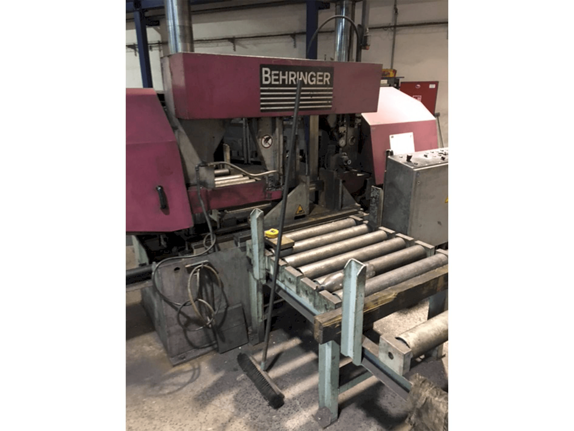 Vooraanzicht van Behringer HBP 530 machine