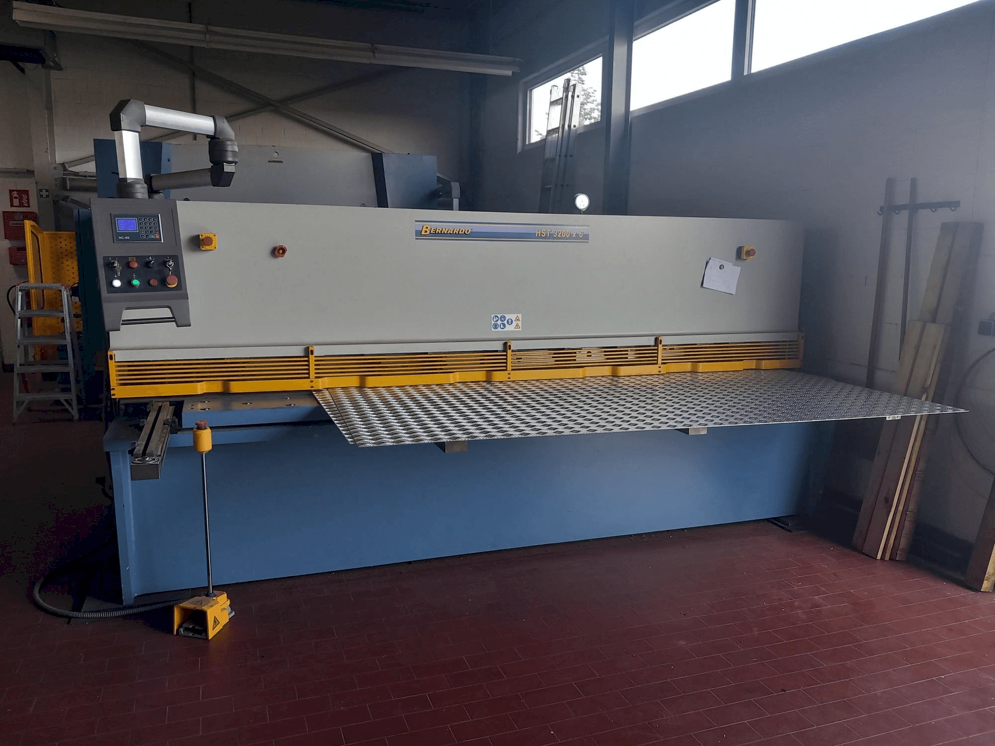 Vooraanzicht van Bernardo HST-3200X6 machine