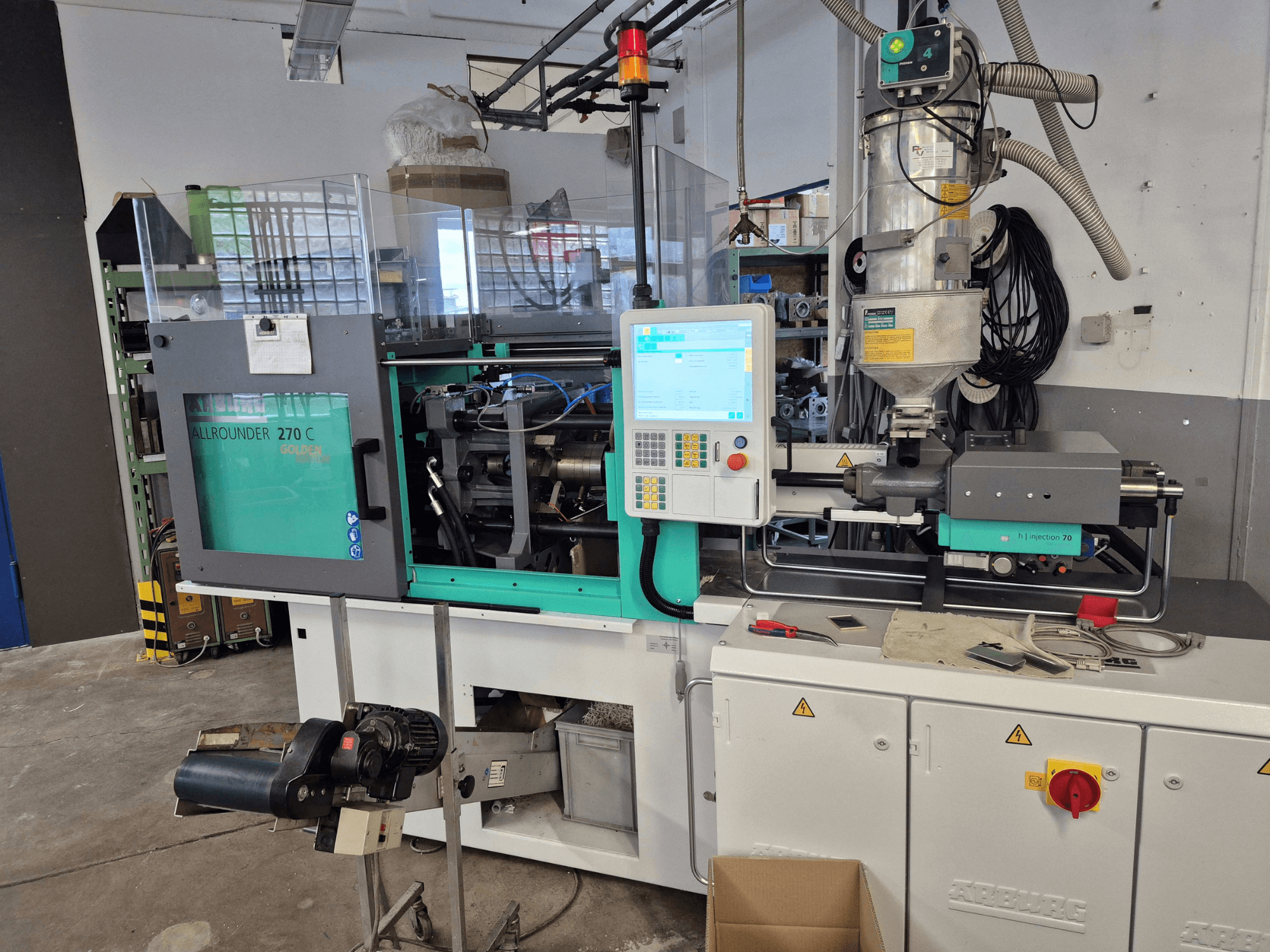 Hydraulische spuitgietmachine Arburg Allrounder 270 C 400-70, vooraanzicht met zichtbaar bedieningspaneel en materiaaltrechter.