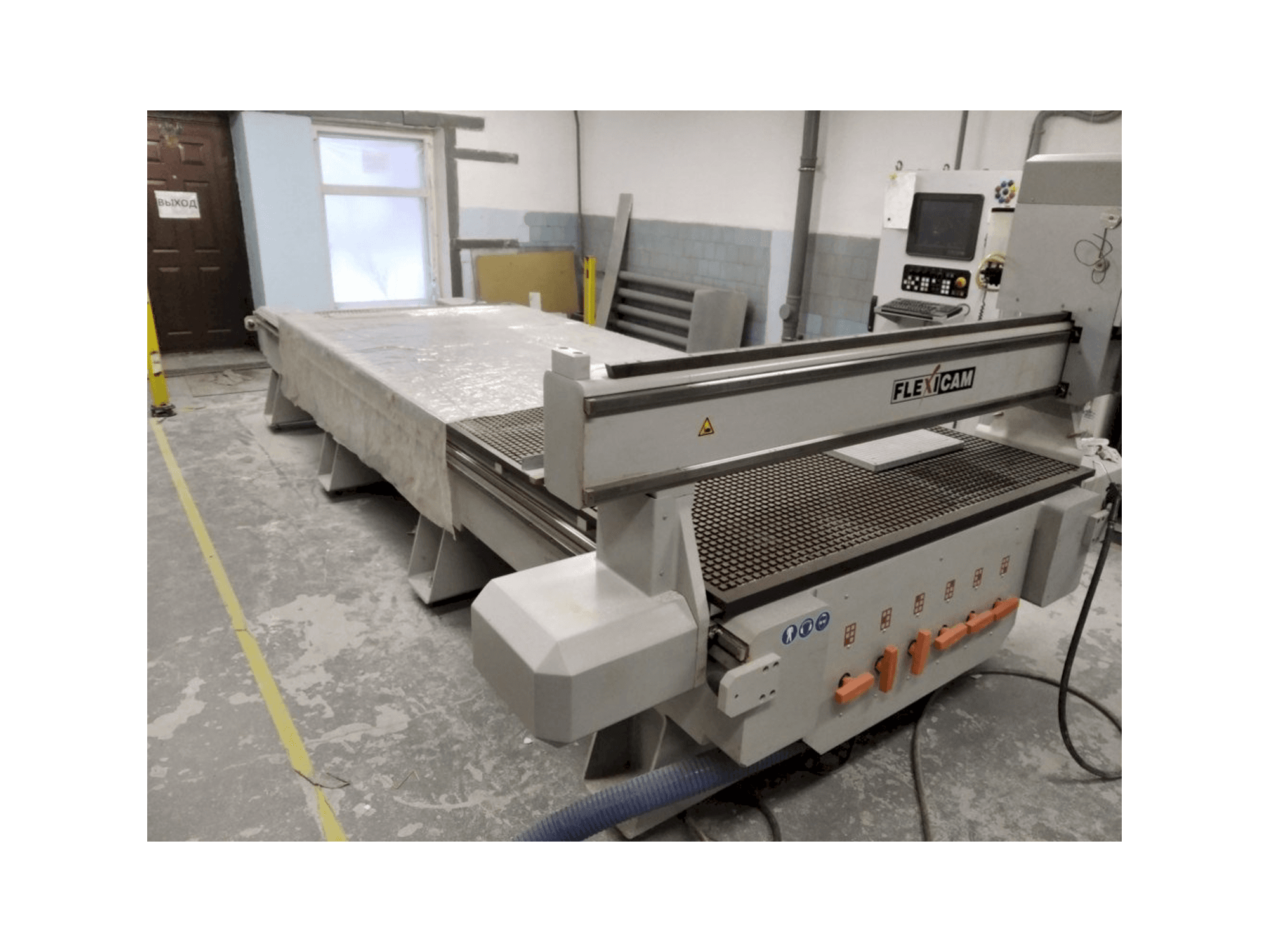Vooraanzicht van Becker FLEXICAM 1540 machine