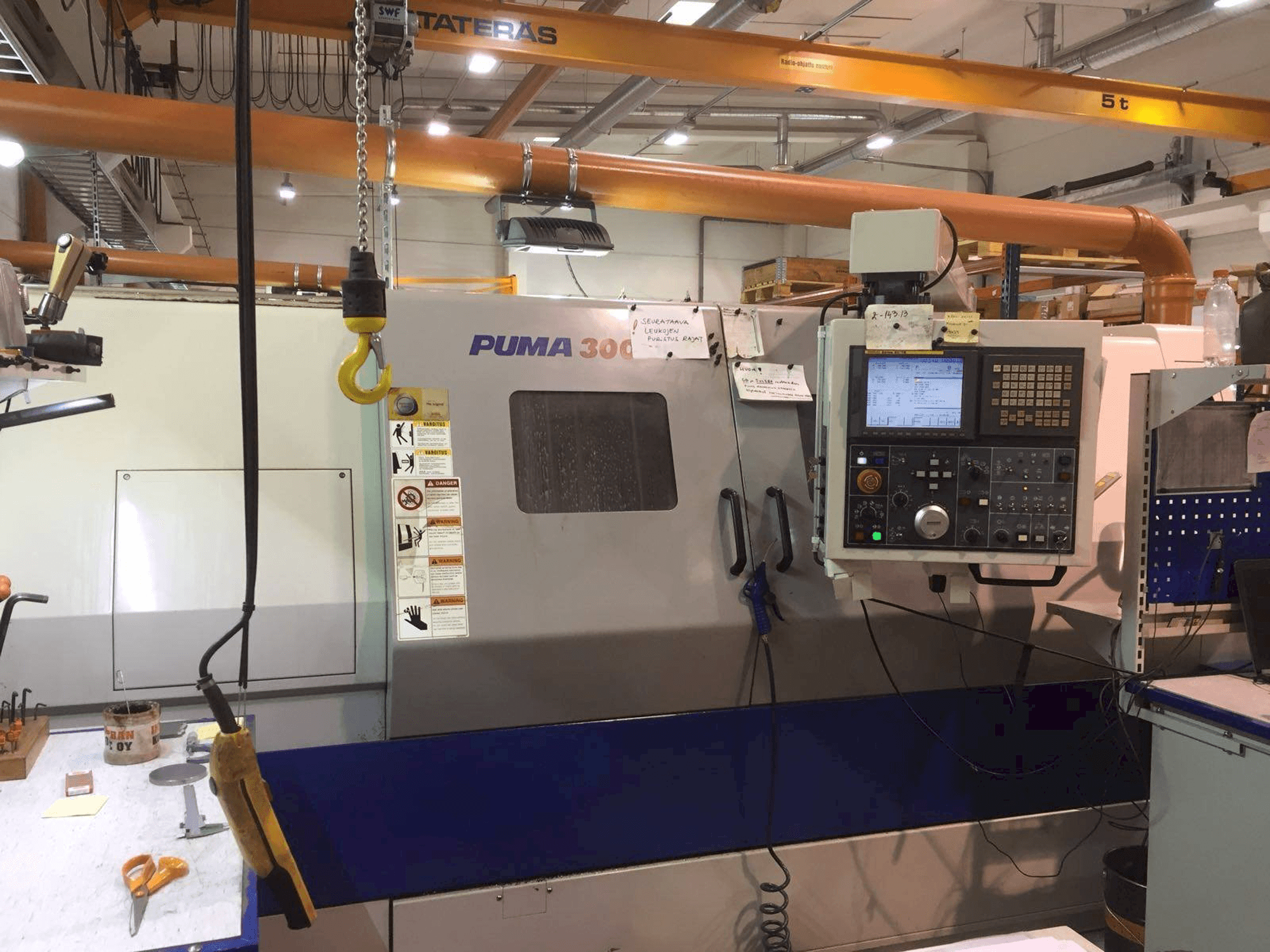 Vooraanzicht van Doosan Puma 300LC machine