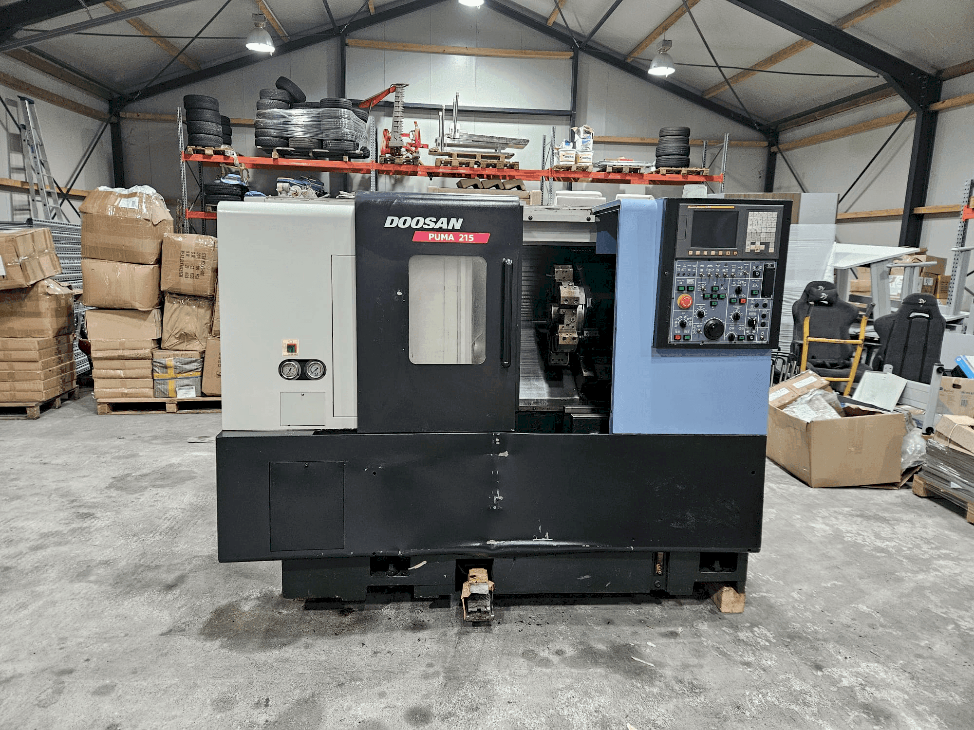 Vooraanzicht van DOOSAN PUMA 215 machine