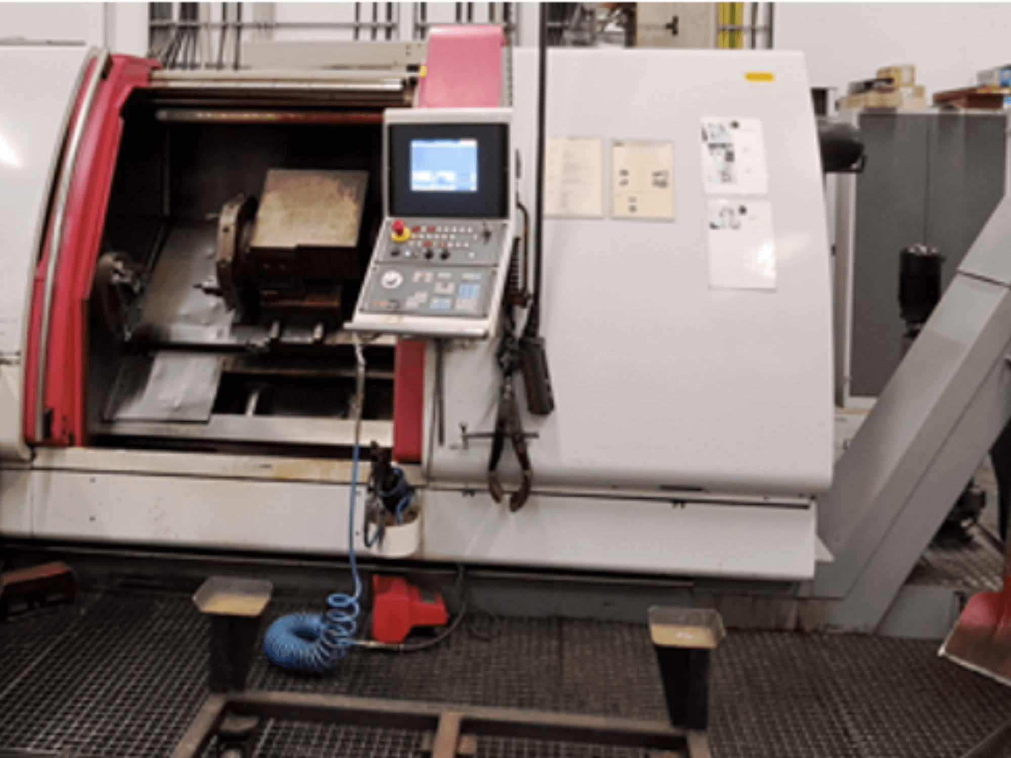 Gildemeister CTX 500 S2 horizontale draaimachine, vooraanzicht, met weergave van het bedieningspaneel, het spilgedeelte en het werkgebied.