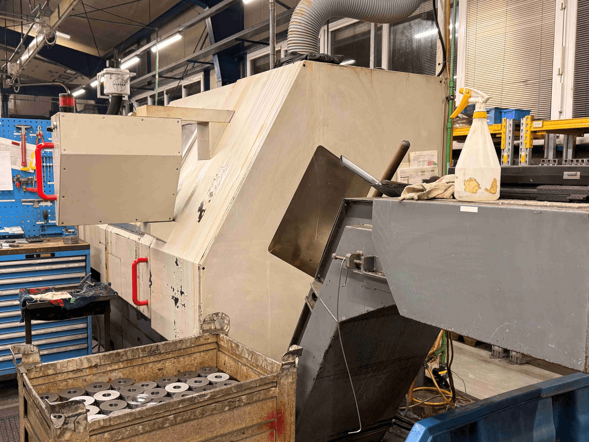 ZPS S-60 CNC-horizontale draaimachine in de werkplaats, gezien vanaf de zijkant met zichtbare werkstukken en bedieningselementen.
