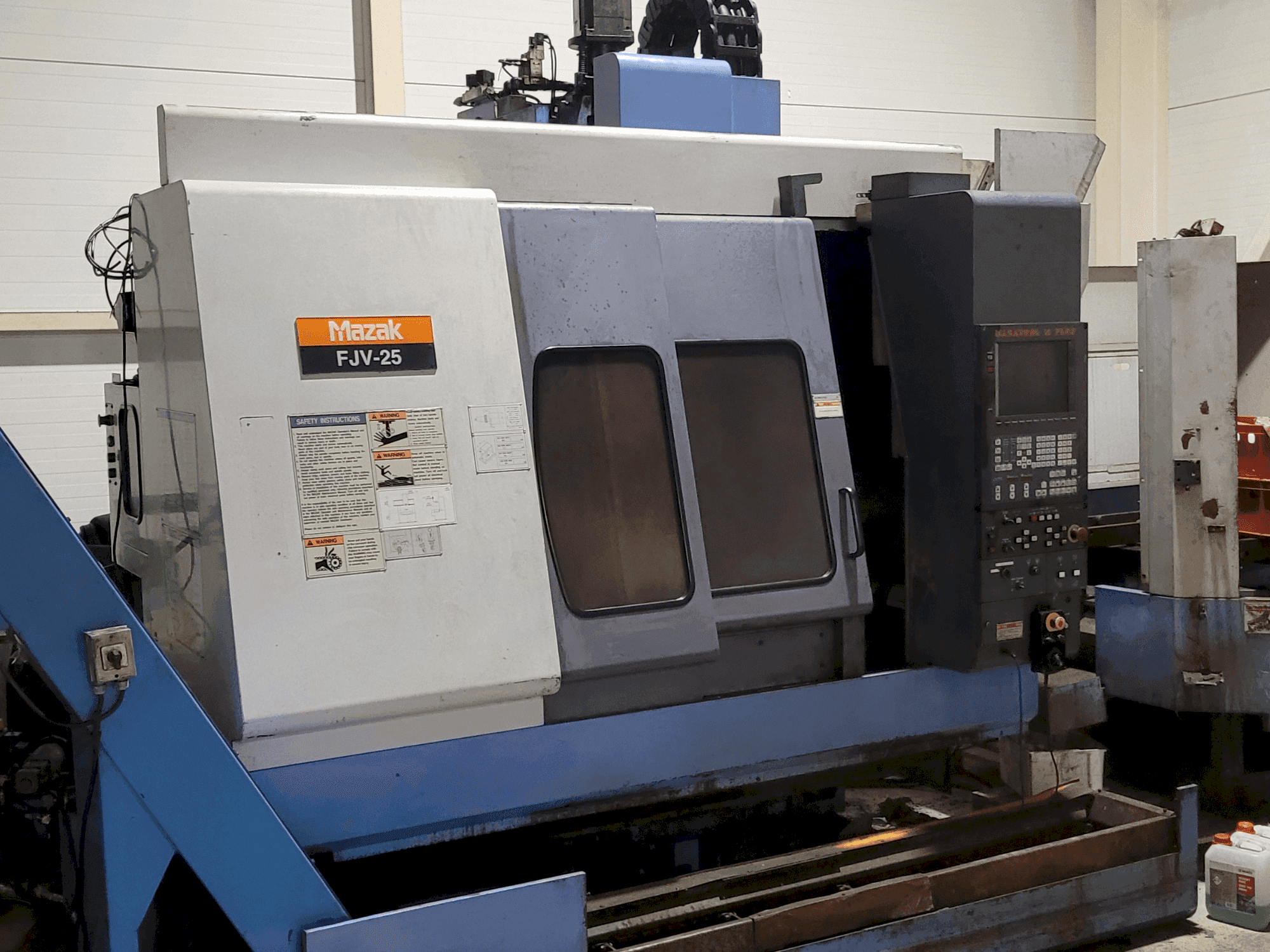 Vooraanzicht van Mazak FJV-25 machine