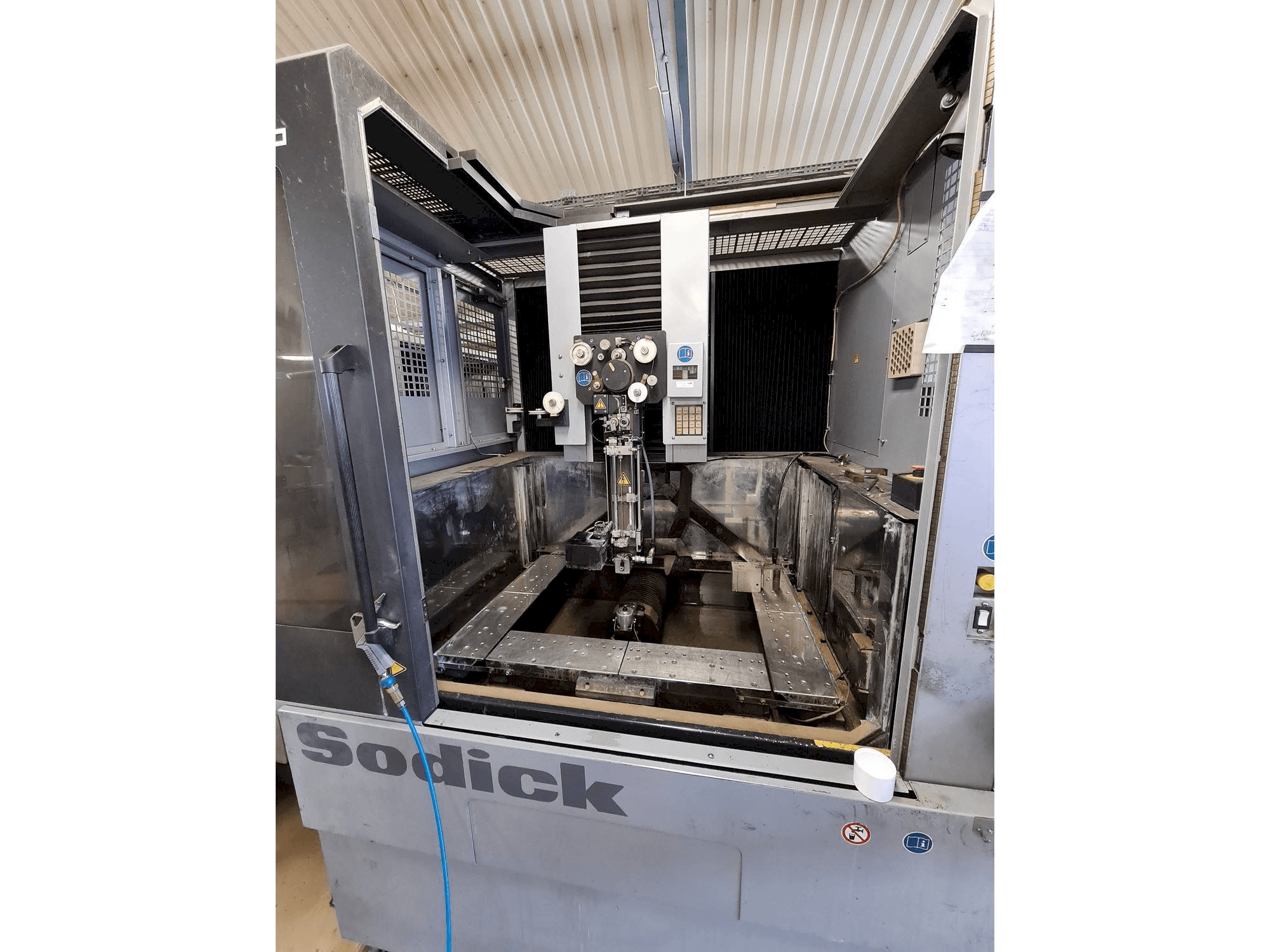 Vooraanzicht van Sodick AQ750L machine