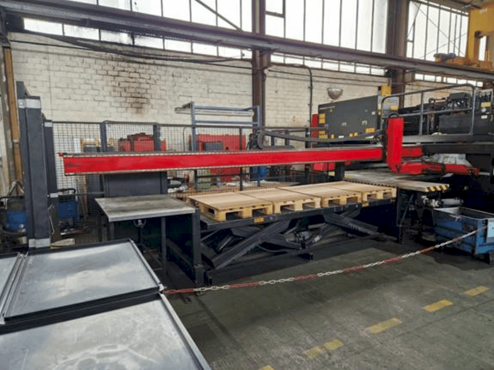 Vooraanzicht van AMADA AP3-2610 V machine