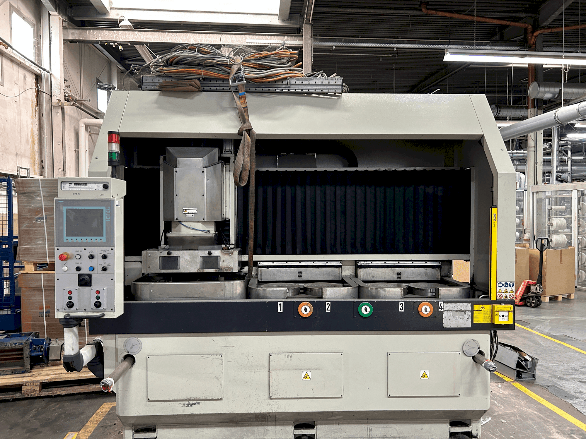 Vooraanzicht van Lodi VHP 300 4T CN machine