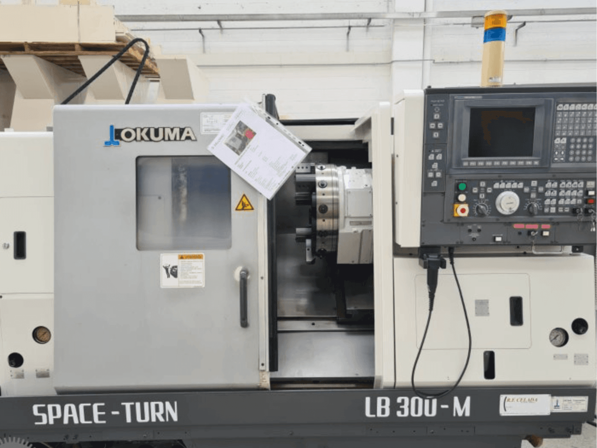 Vooraanzicht van Okuma LB 300 machine