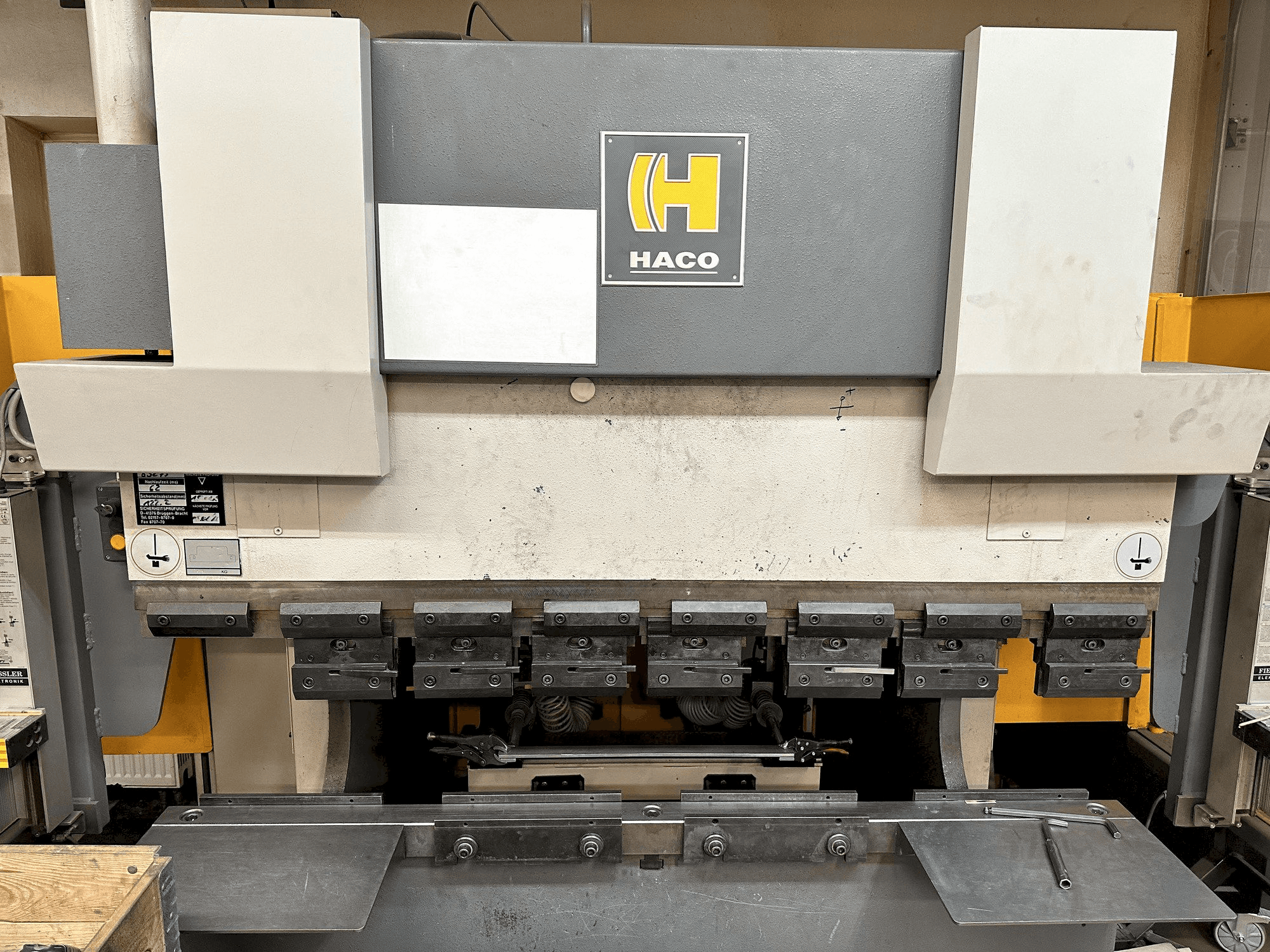 Vooraanzicht van HACO ERM 16040 machine