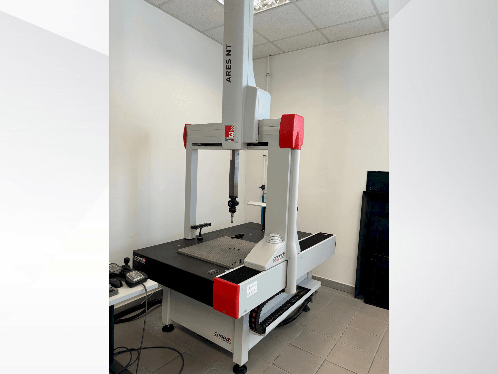 Vooraanzicht van Coord3 ARES NT machine