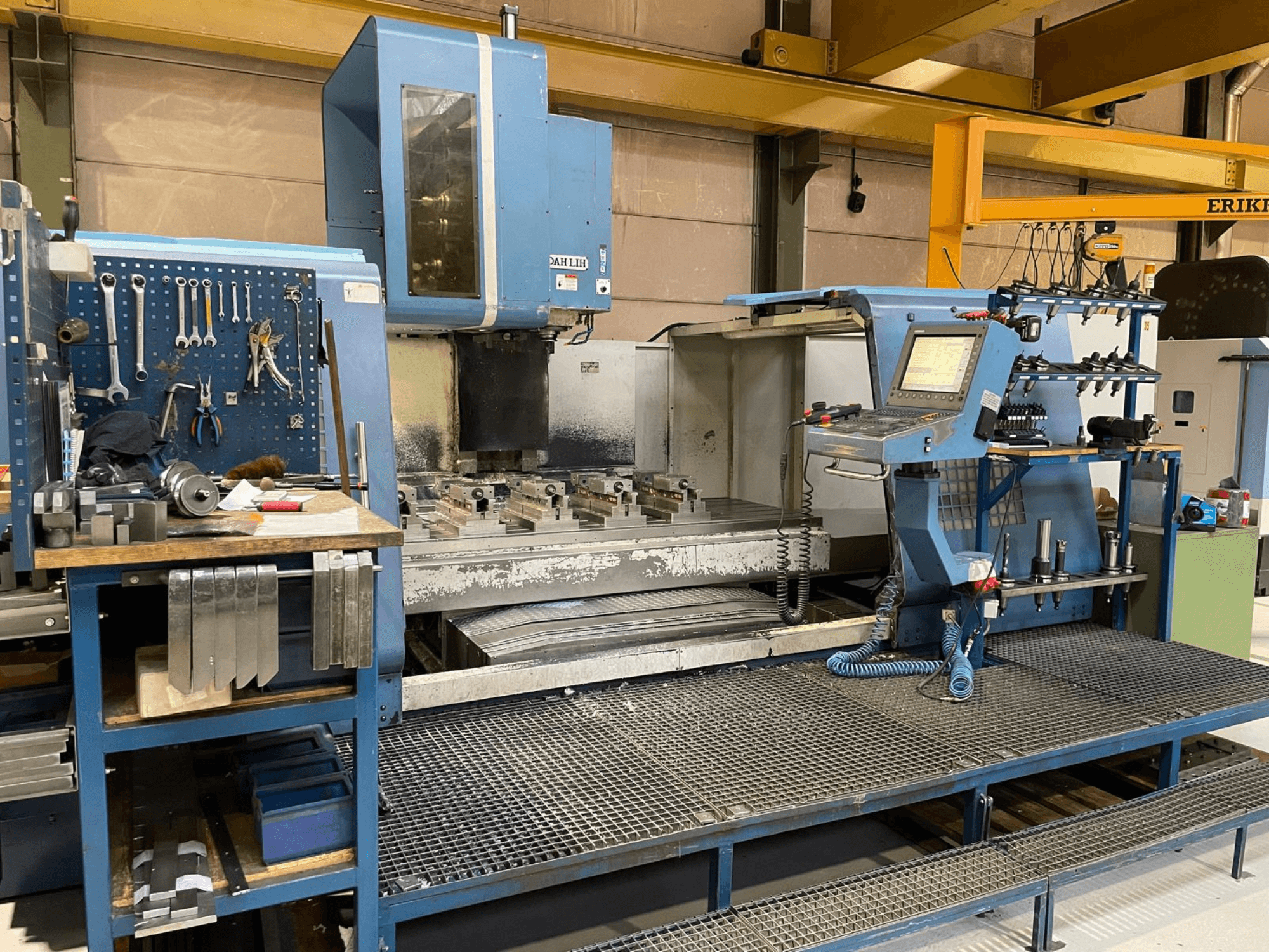 Vooraanzicht DAH LIH MCV2600 verticaal bewerkingscentrum, met het bedieningspaneel, de werktafel en de gereedschapopslag.