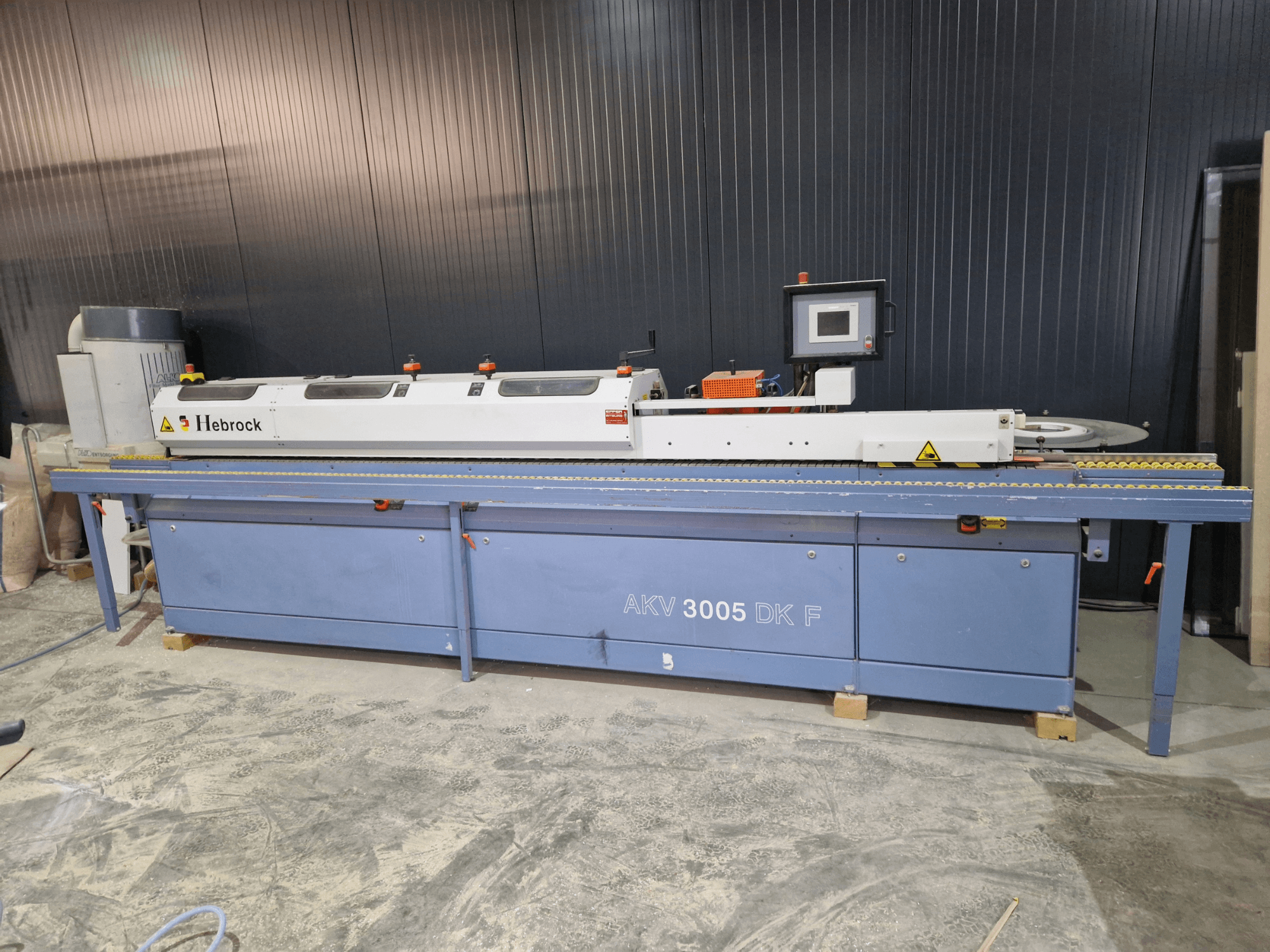 HEBROCK AKV 3005 DK-F kantenbewerkingsmachine, vooraanzicht, met bedieningspaneel, aanvoerband en instelbare instellingen.