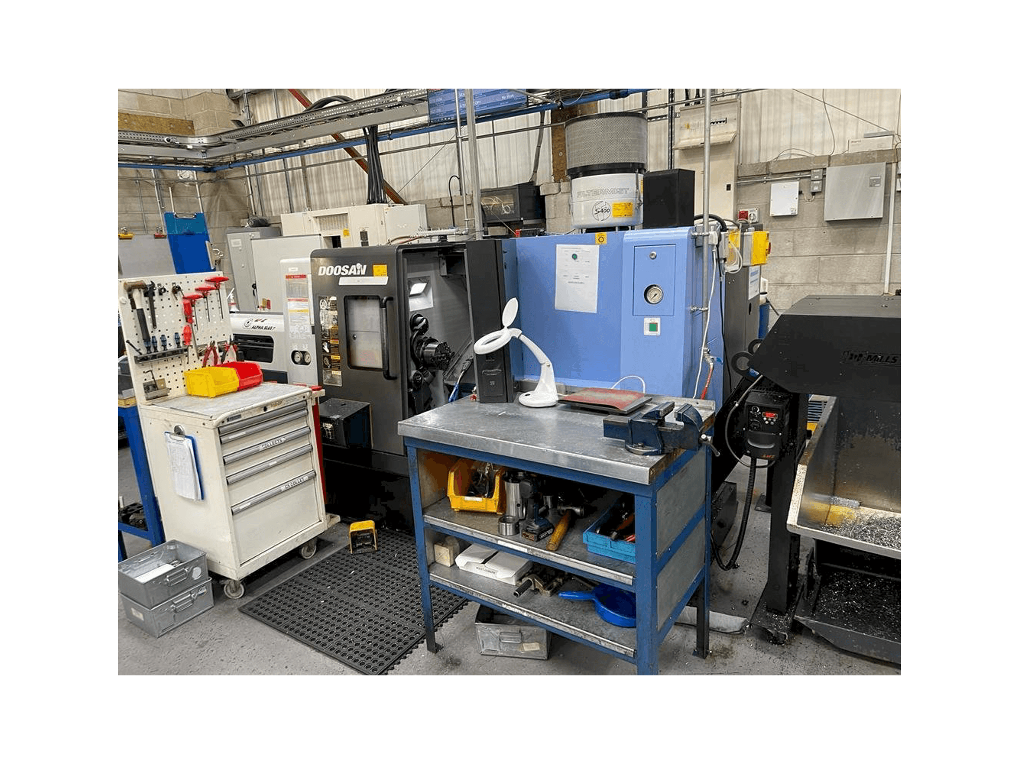 Vooraanzicht van Doosan Lynx 220 LMA machine