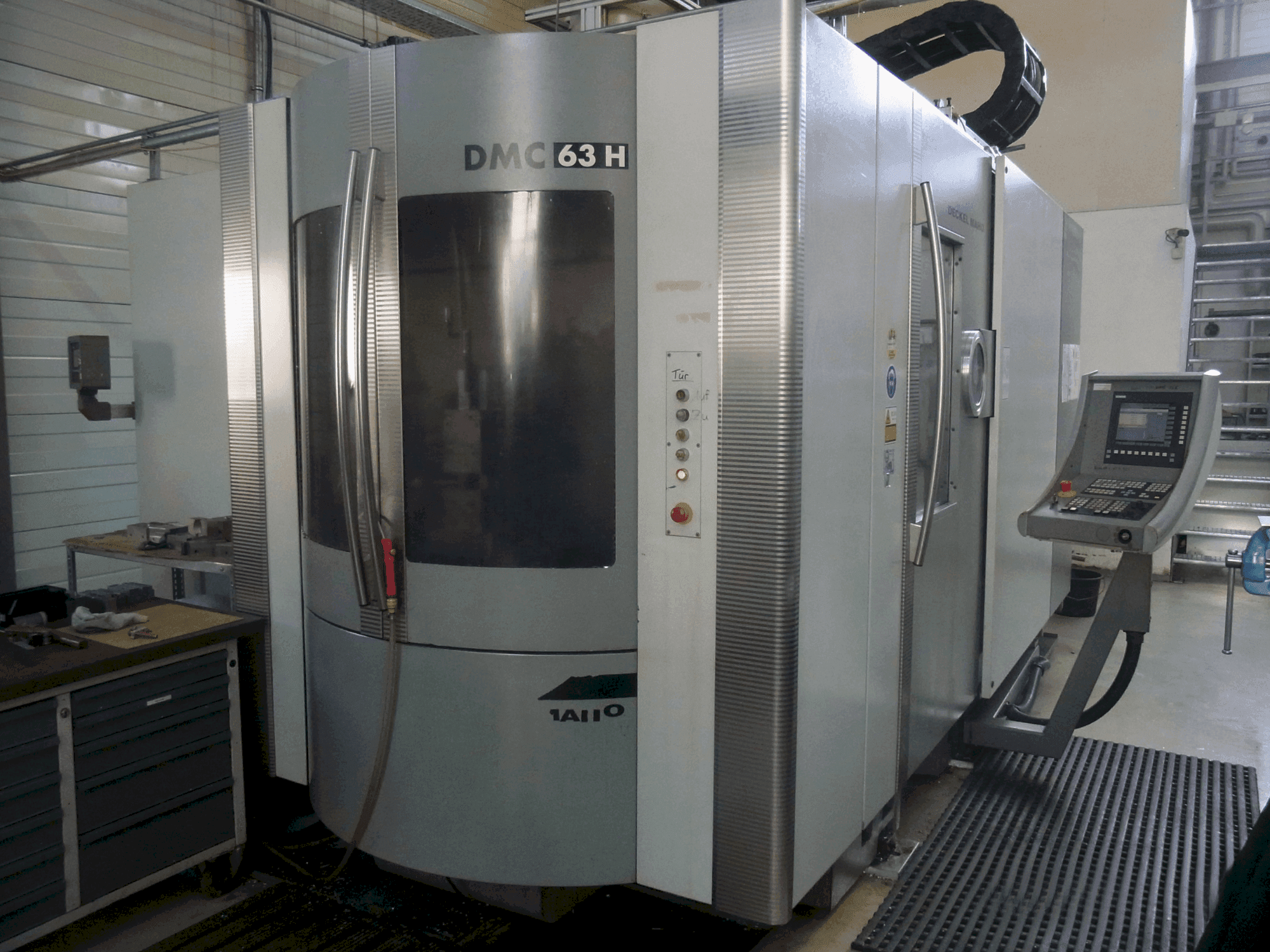 Vooraanzicht van DECKEL MAHO DMC 63 H machine