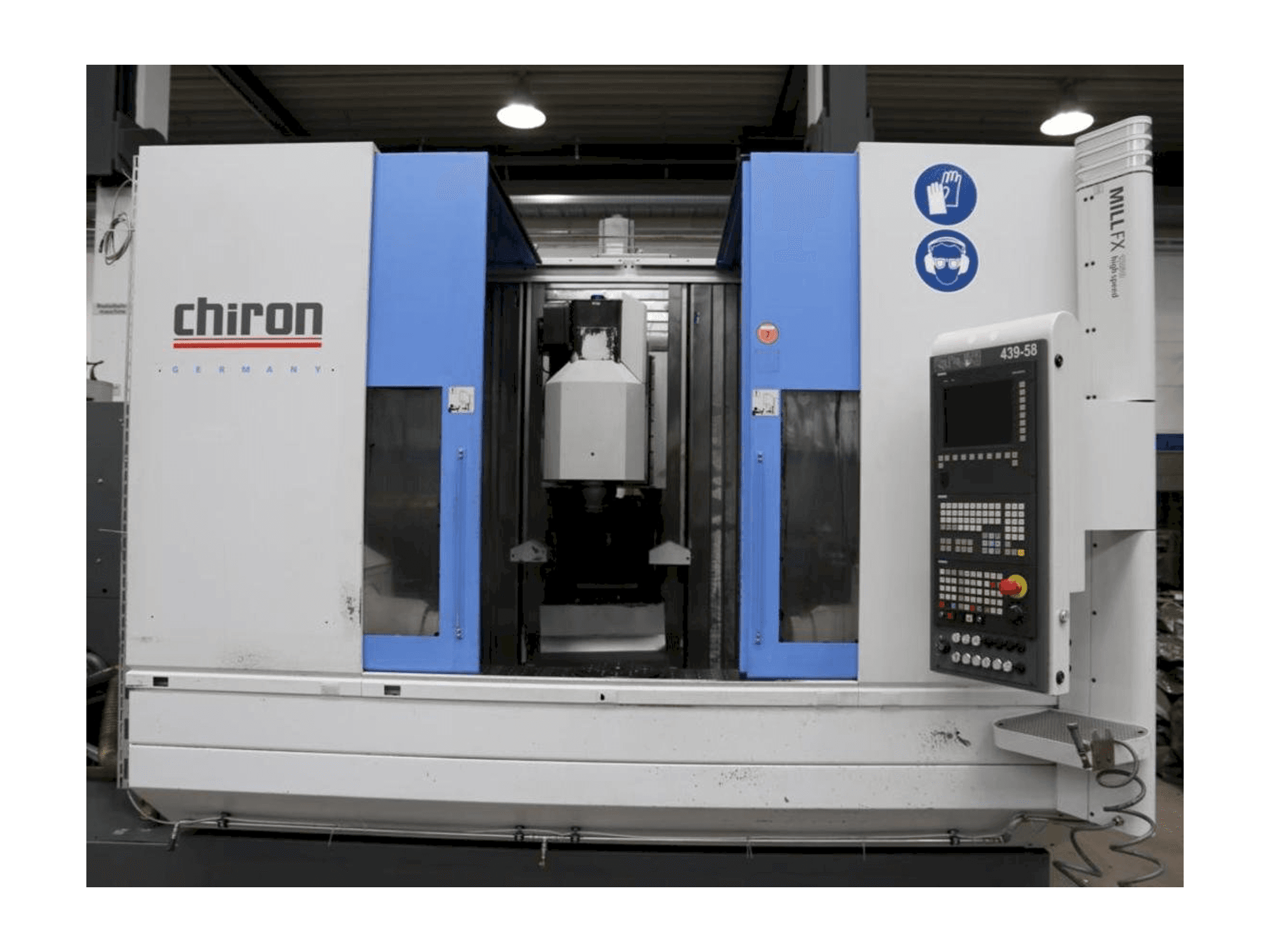 Vooraanzicht van CHIRON Mill 1250 machine
