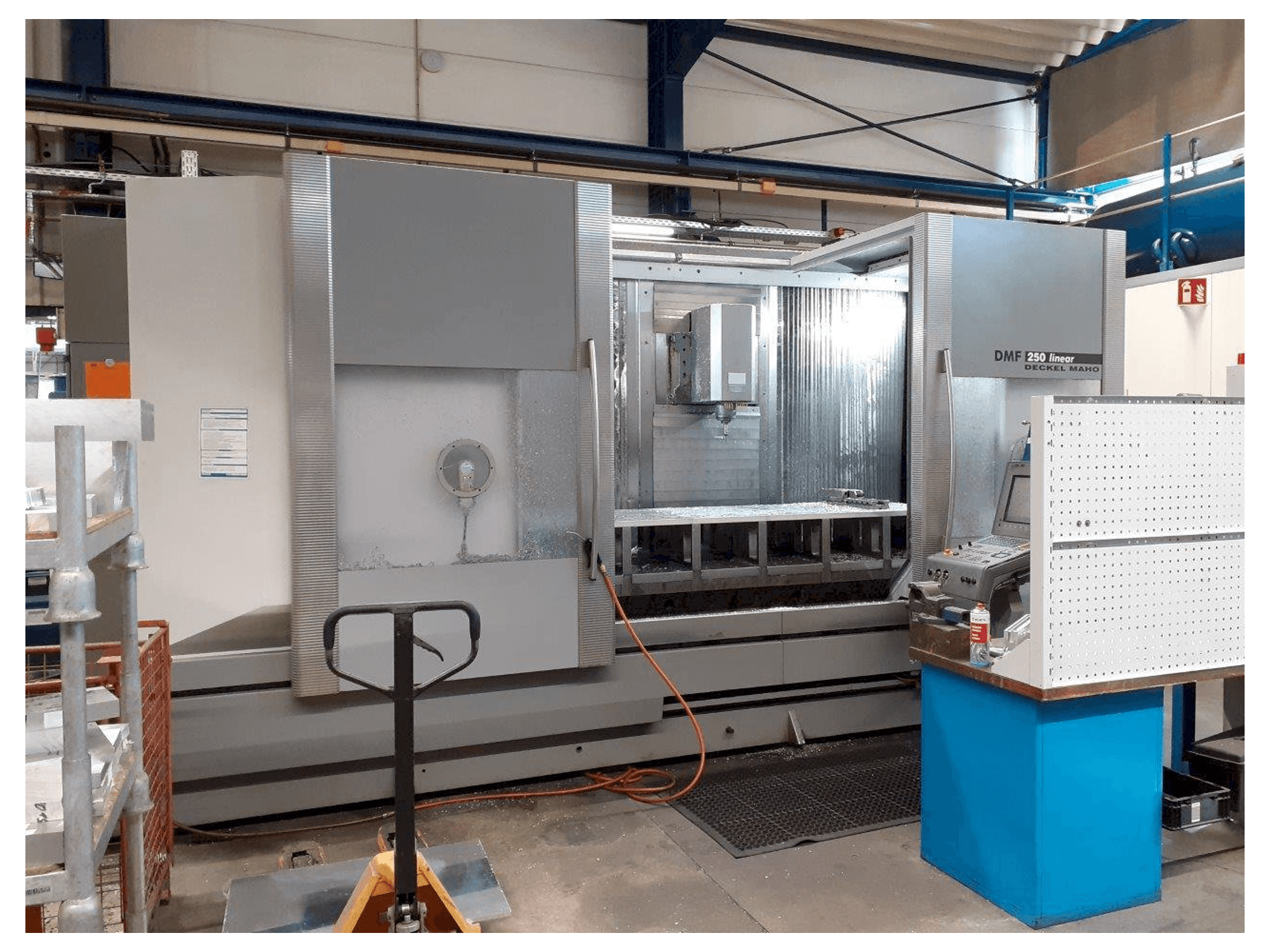 Vooraanzicht van DMG MORI DMF 250 machine