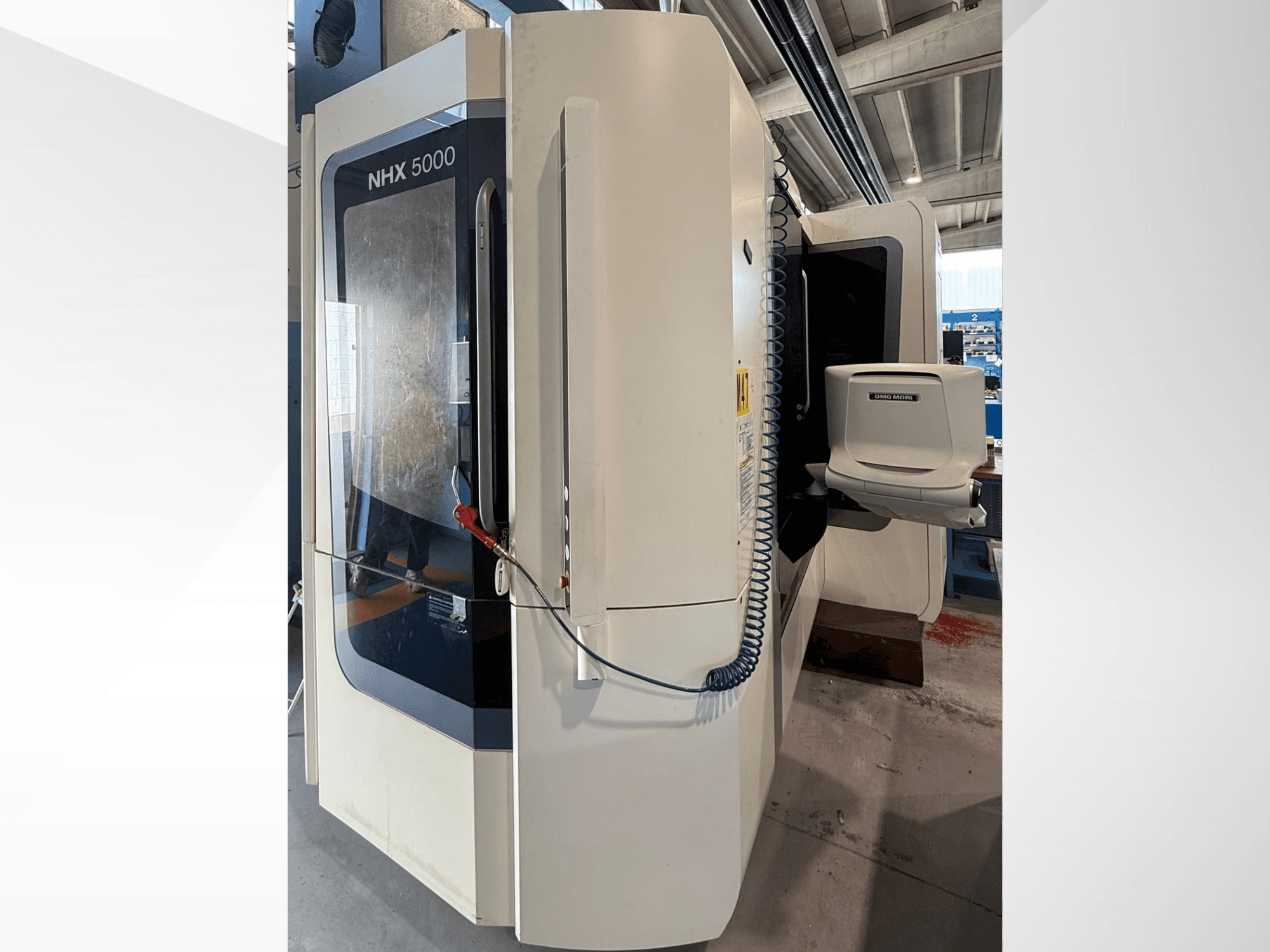 DMG MORI NHX 5000 horizontale draaibank, vooraanzicht, met het bedieningspaneel en de spilhouder.