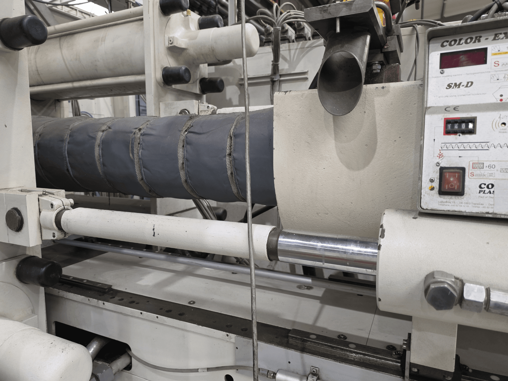 Krauss Maffei 350-3000 CX hydraulische spuitgietmachine, zijaanzicht met temperatuurcontrolepaneel en verwarmingselementen.