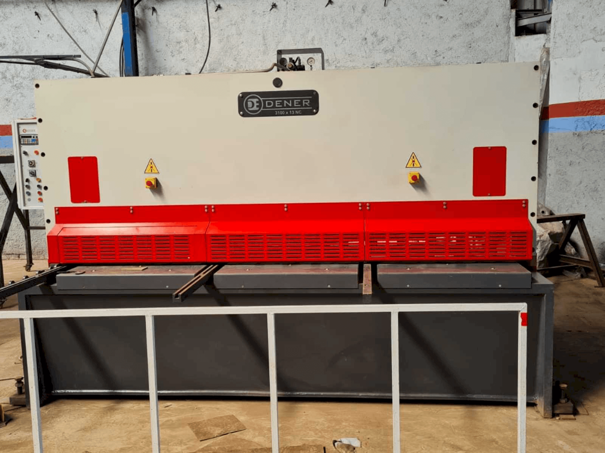 Vooraanzicht van DENER BS 3013 machine